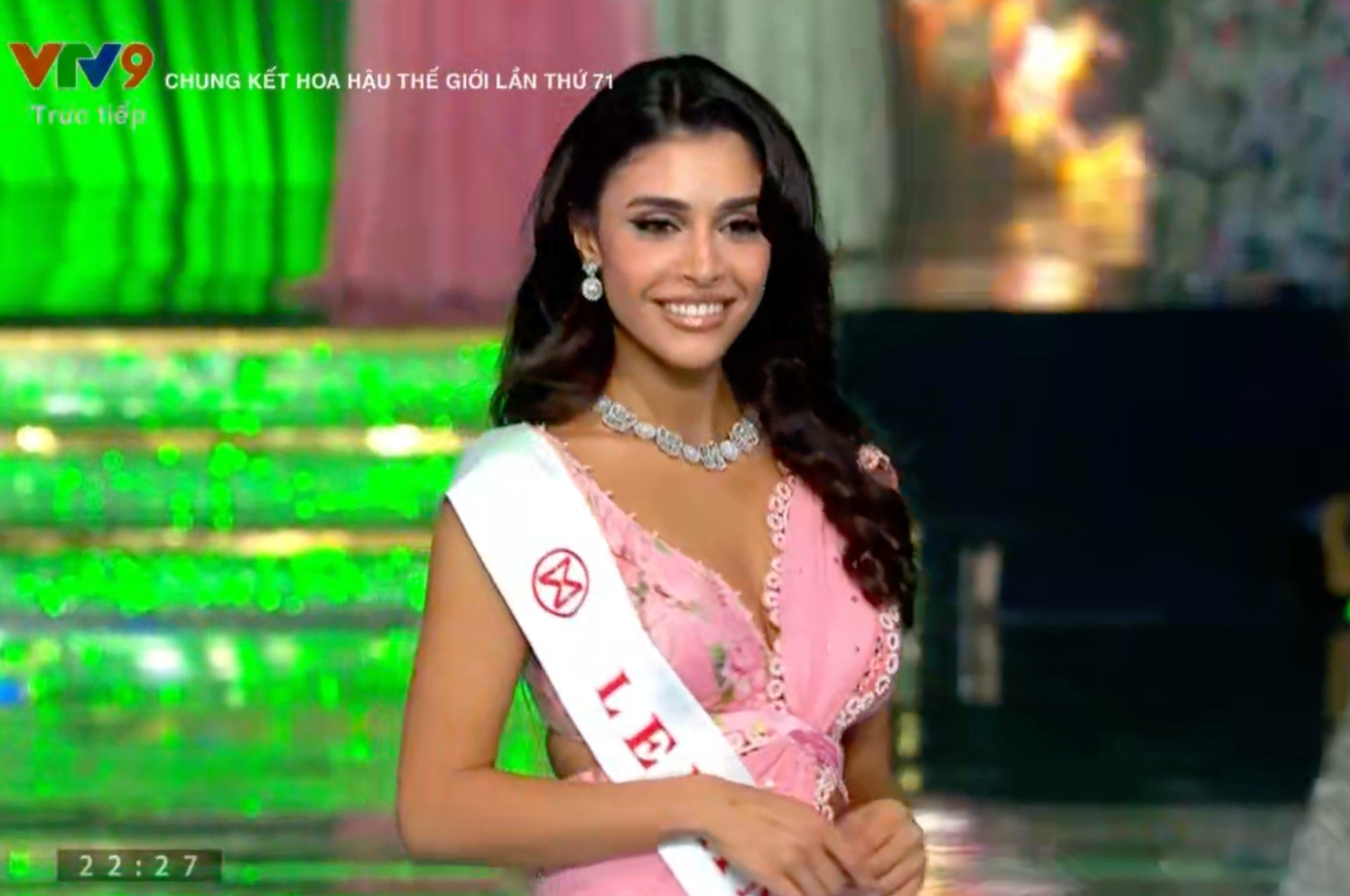 Ban tổ chức công bố lại danh sách 13 người đẹp giành chiến thắng ở các phần thi phụ và được đặc cách vào thẳng top 40 trong chung kết. Trước đó, Mai Phương cùng top 13 thí sinh được vào thẳng top 40 trình diễn trang phục dân tộc của Ấn Độ. Ban giám khảo chọn thêm 27 thí sinh nữa vào top 40. Ban tổ chức công bố lại danh sách 13 người đẹp giành chiến thắng ở các phần thi phụ và được đặc cách vào thẳng top 40 trong chung kết. Trước đó, Mai Phương cùng top 13 thí sinh được vào thẳng top 40 trình diễn trang phục dân tộc của Ấn Độ. Ban giám khảo chọn thêm 27 thí sinh nữa vào top 40.