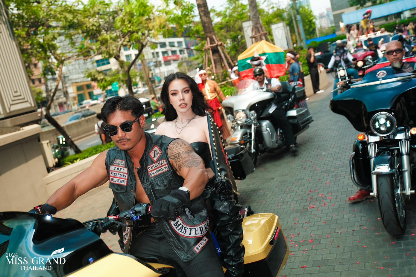 Từ nhiều năm nay, hình ảnh thí sinh Hoa hậu Hòa bình Thái Lan trong ngày nhập cuộc đã trở thành "đặc sản" của cuộc thi này.