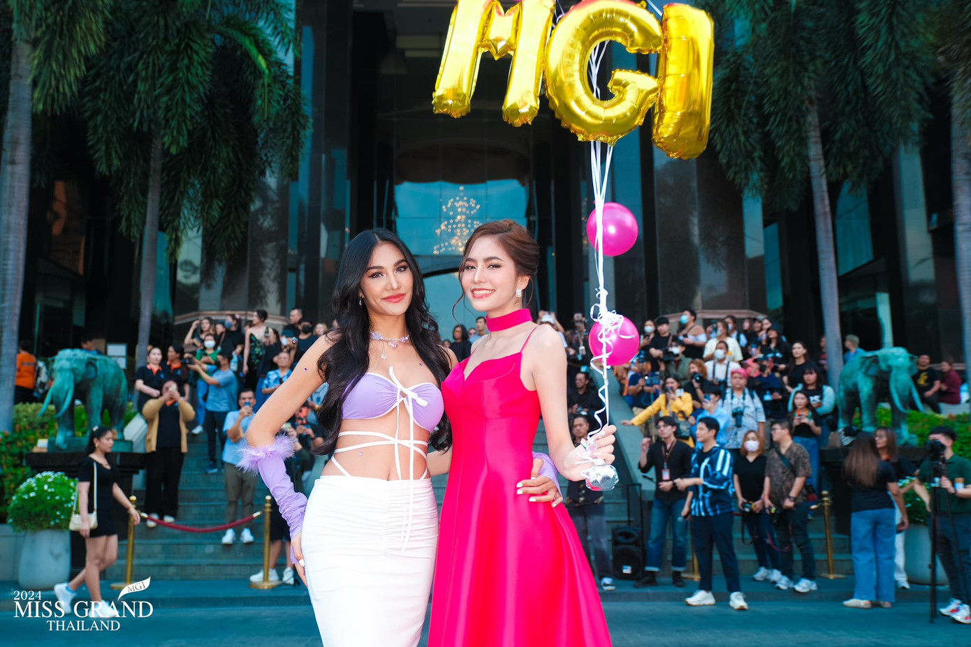 Người đẹp nào cũng tìm cách xuất hiện ấn tượng nhất để ghi điểm với khán giả.