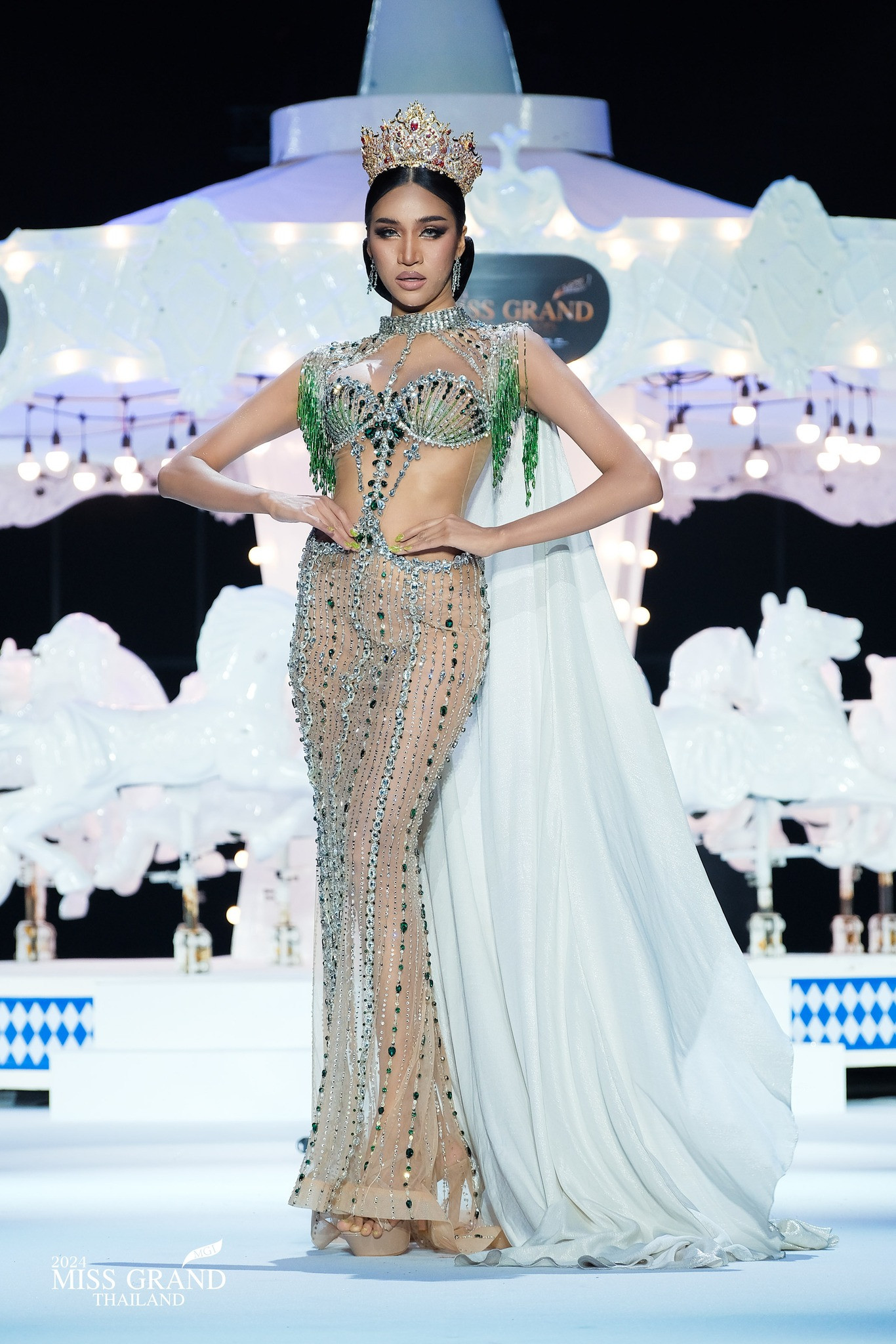 Trước đó, trong ngày đầu nhập cuộc, nhiều thí sinh bị chỉ trích mặc phản cảm, có hành động lố như múa cột, cưỡi ngựa... Thậm chí, có thí sinh đến dự thi bằng xe cứu thương, xe rác gây tranh cãi.