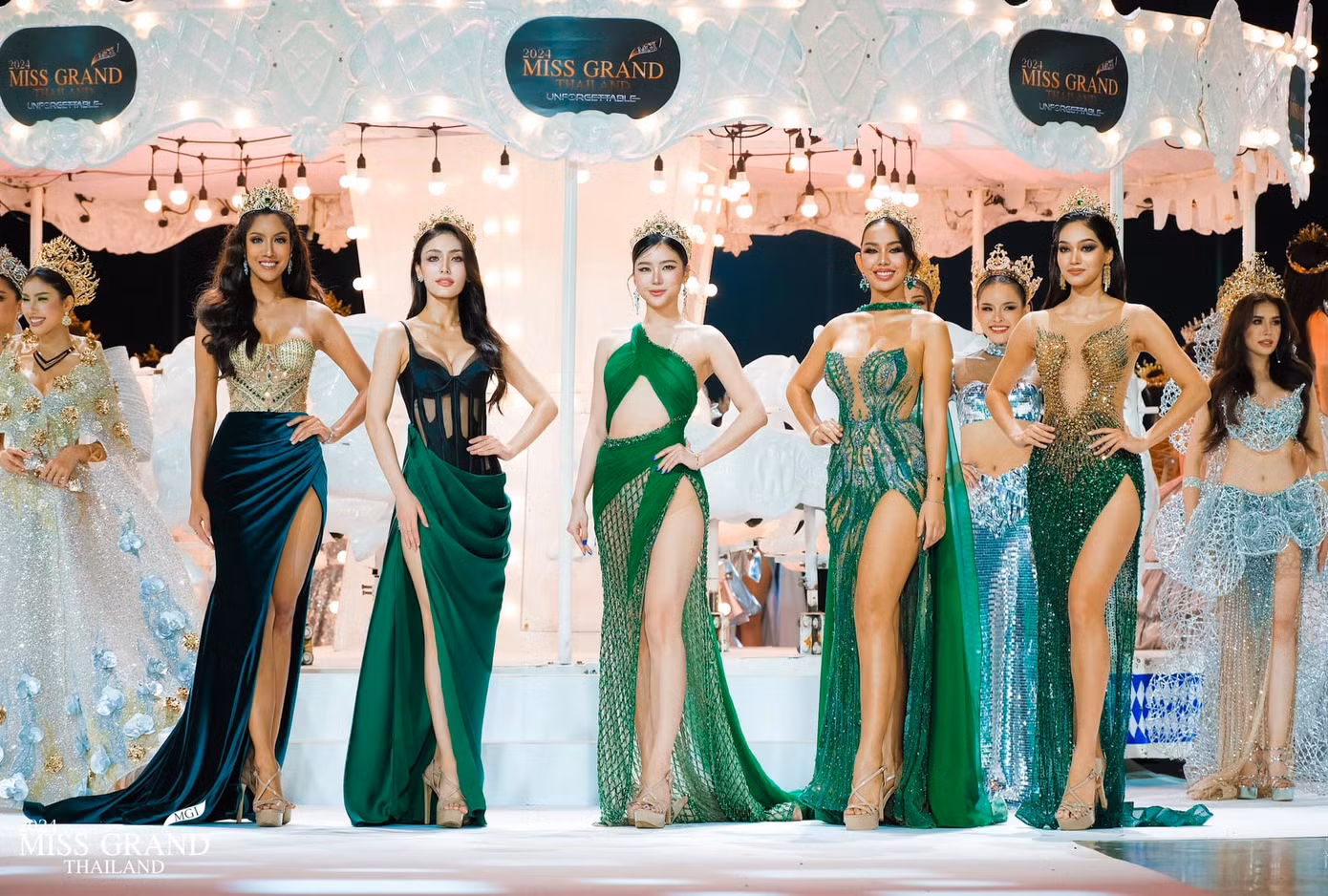 Tối 5/3 đã diễn ra sự kiện khai mạc cuộc thi Hoa hậu Hòa bình Thái Lan 2024. Top 10 Hoa hậu Hòa bình Thái Lan 2023 cũng có mặt trên sân khấu để giới thiệu vương miện mới dành cho các tân hoa hậu và á hậu năm nay.