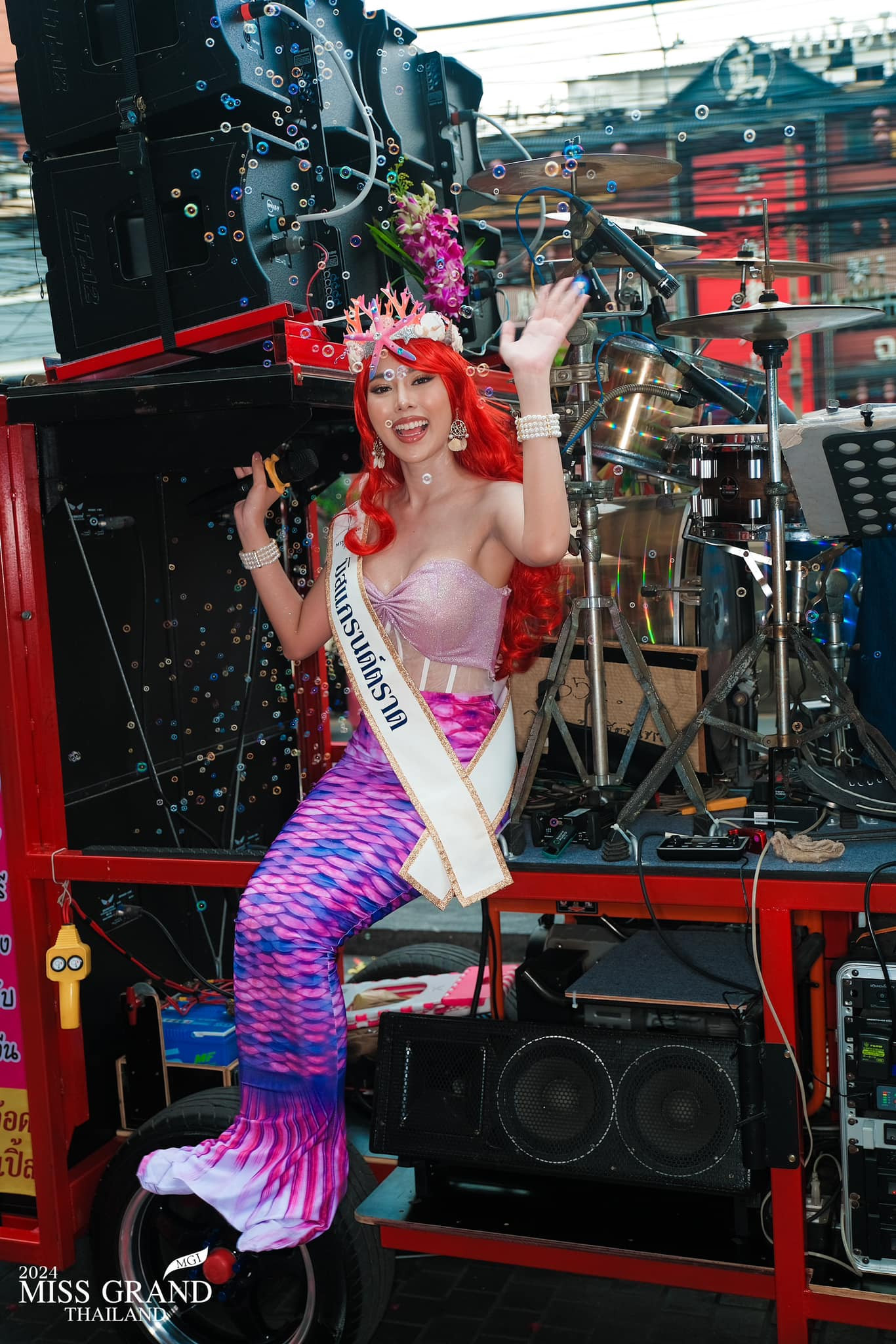 Một người đẹp hóa thành nàng tiên cá, ngồi xe tuk tuk tới địa điểm dự thi.