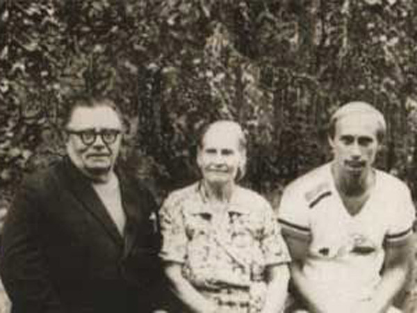 Bức ảnh chụp đương kim thủ tướng Nga và bố mẹ.