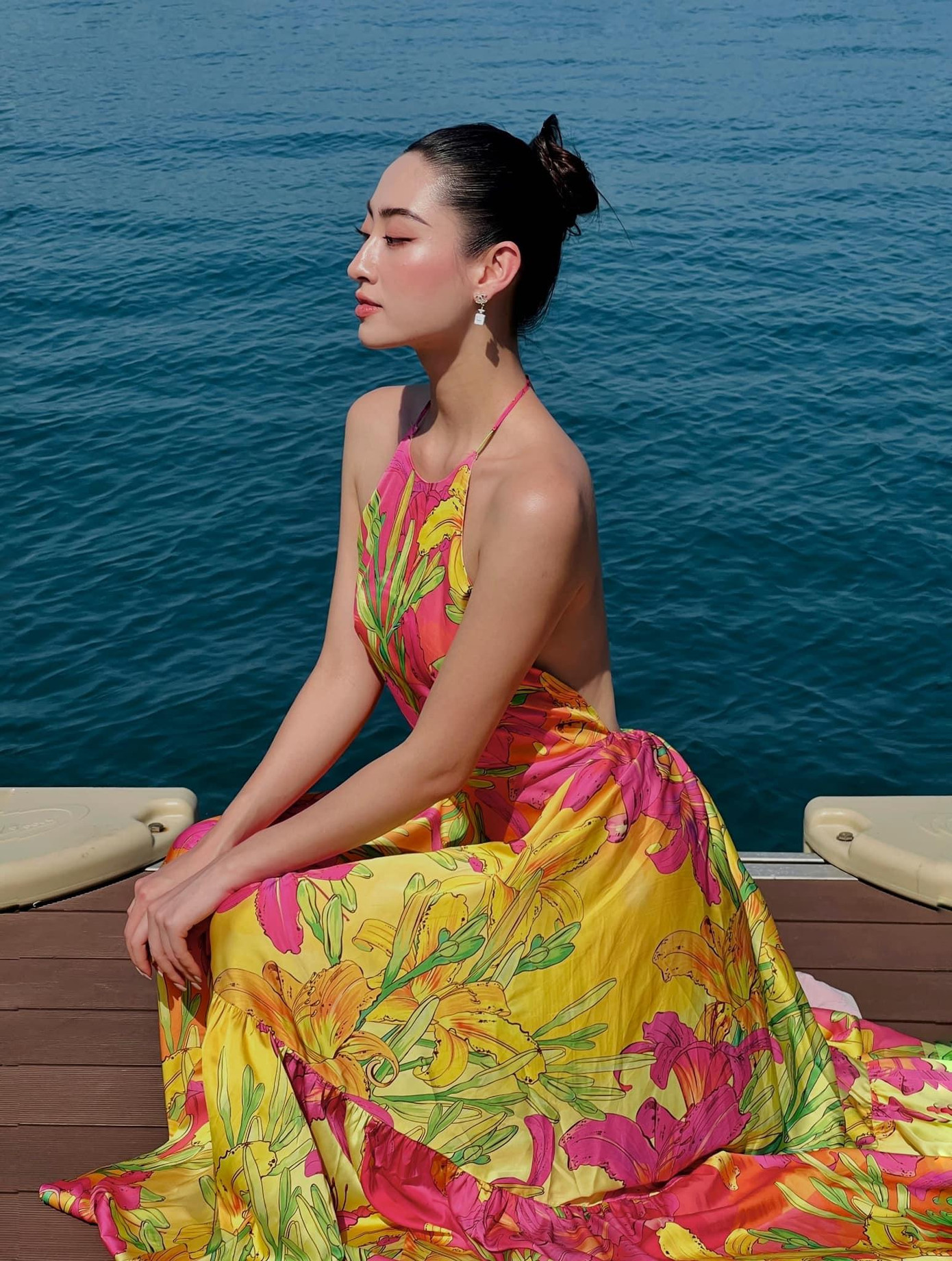 Hoa hậu Lương Thuỳ Linh diện váy yếm hoạ tiết rực rỡ, khoe bờ vai trần quyến rũ trên biển.