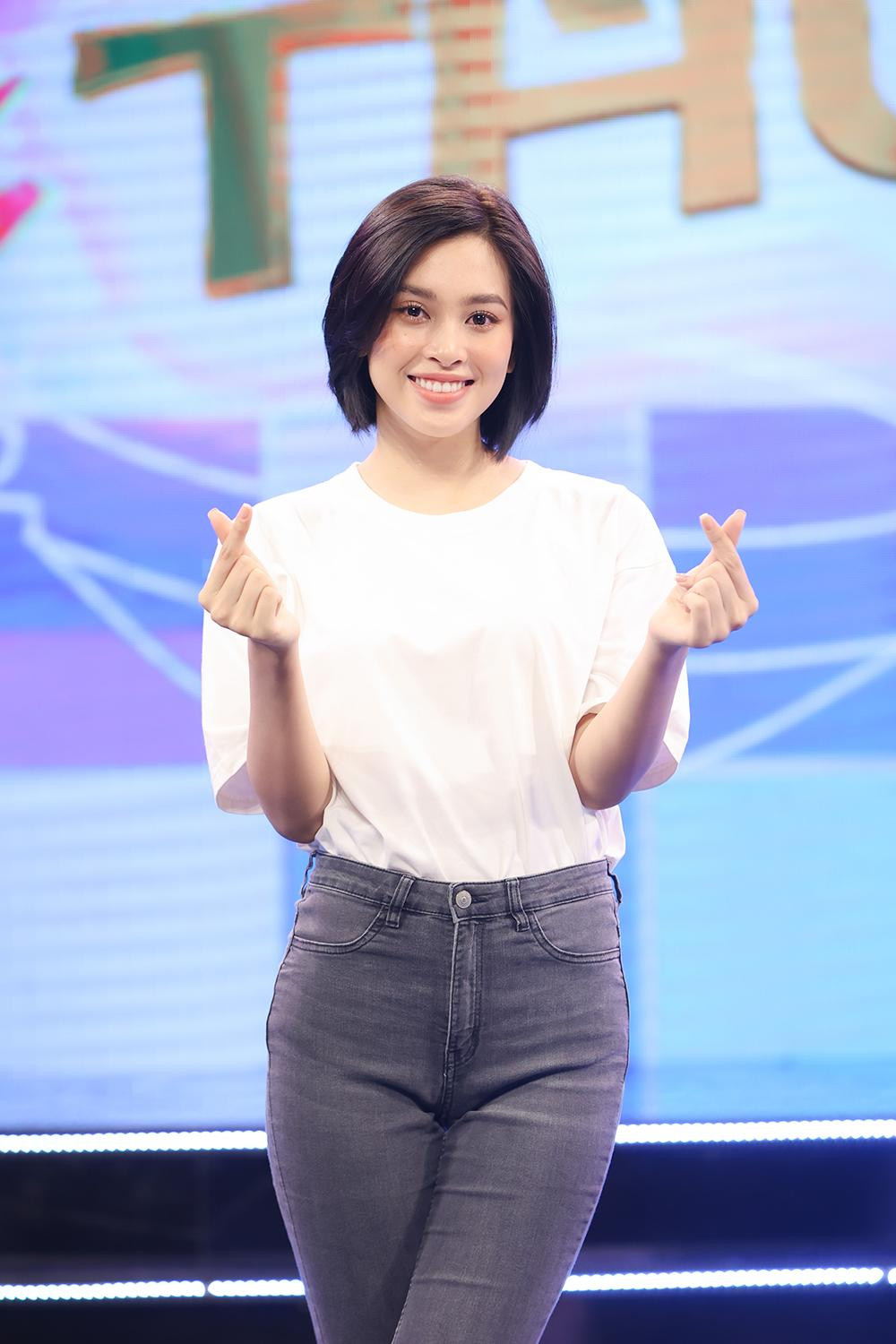 Hoa hậu Tiểu Vy giản dị nhưng vẫn xinh đẹp.