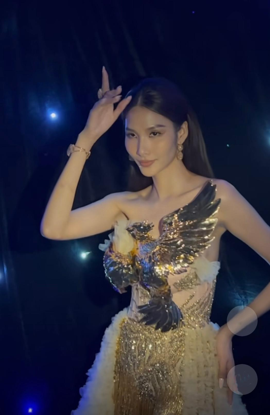 Thần thái đỉnh cao của Hoàng Thùy trong bộ váy dát vàng lộng lẫy nhận được nhiều sự khen ngợi. Thần thái đỉnh cao của Hoàng Thùy trong bộ váy dát vàng lộng lẫy nhận được nhiều sự khen ngợi.