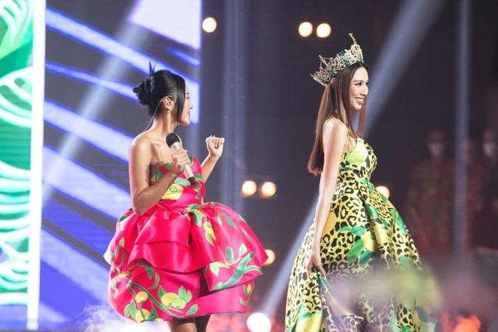 Chiếc vương miện đắt giá 12 tỷ đồng còn giúp Thùy Tiên lộng lẫy khi trình diễn với vai trò vedette.