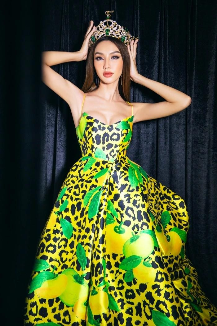 Ngay sau khi đăng quang Miss Grand 2021, Thùy Tiên cũng nhận lời làm vedette trong một show diễn trên truyền hình nhân dịp Tết Nguyên Đán. Người đẹp diện bộ váy họa tiết màu vàng độc đáo, rực rỡ.