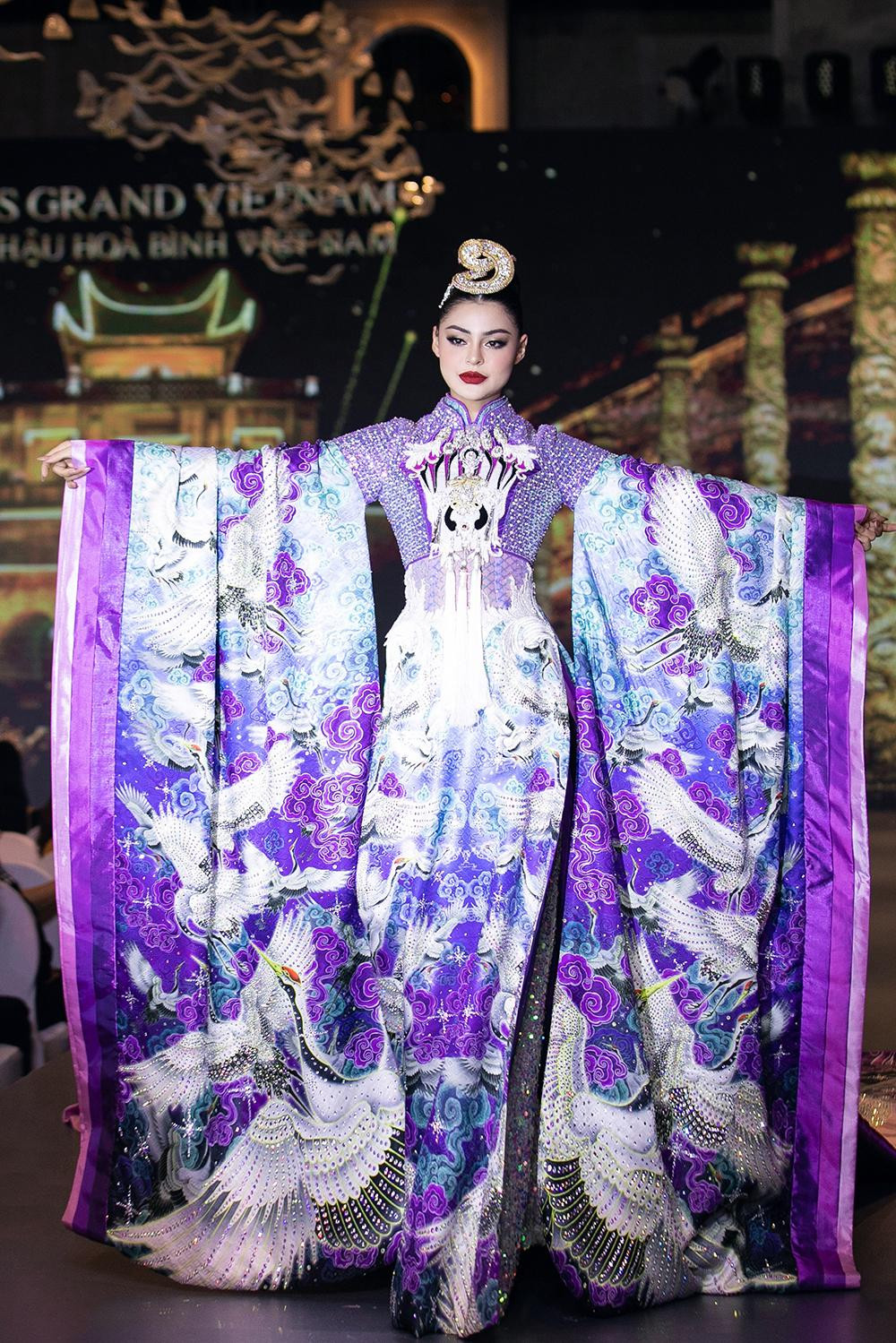 Những thiết kế rực rỡ, lộng lẫy được các mỹ nhân xứ chùa Vàng trình diễn ấn tượng.