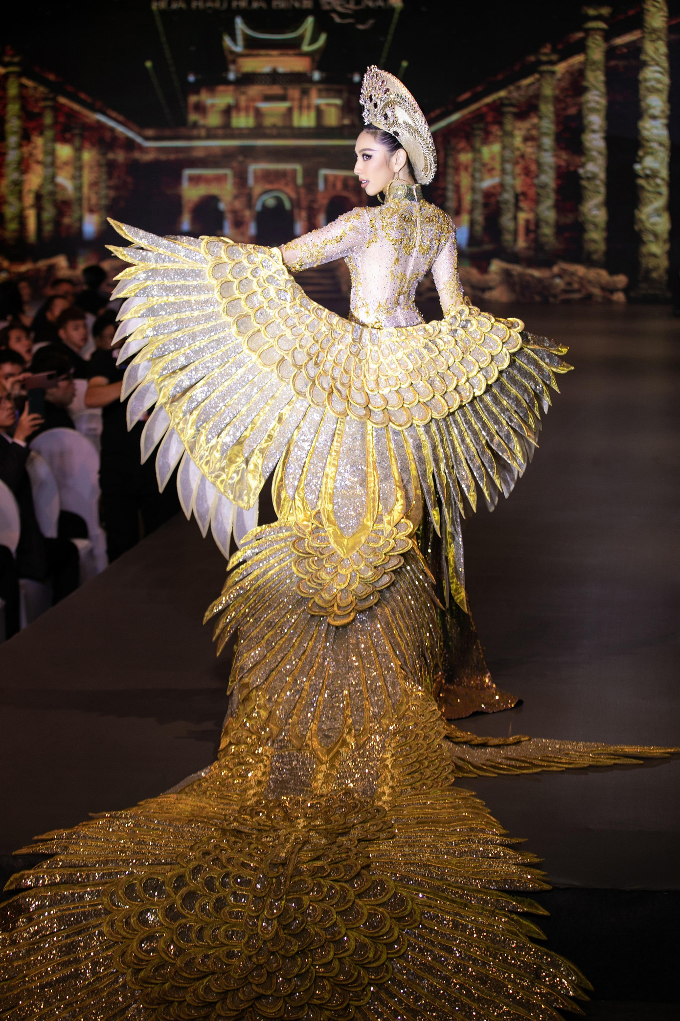 Điểm nhấn của thiết kế là phần áo choàng mô phỏng một chú chim lộng lẫy và kiêu sa khiến khán giả choáng ngợp.
