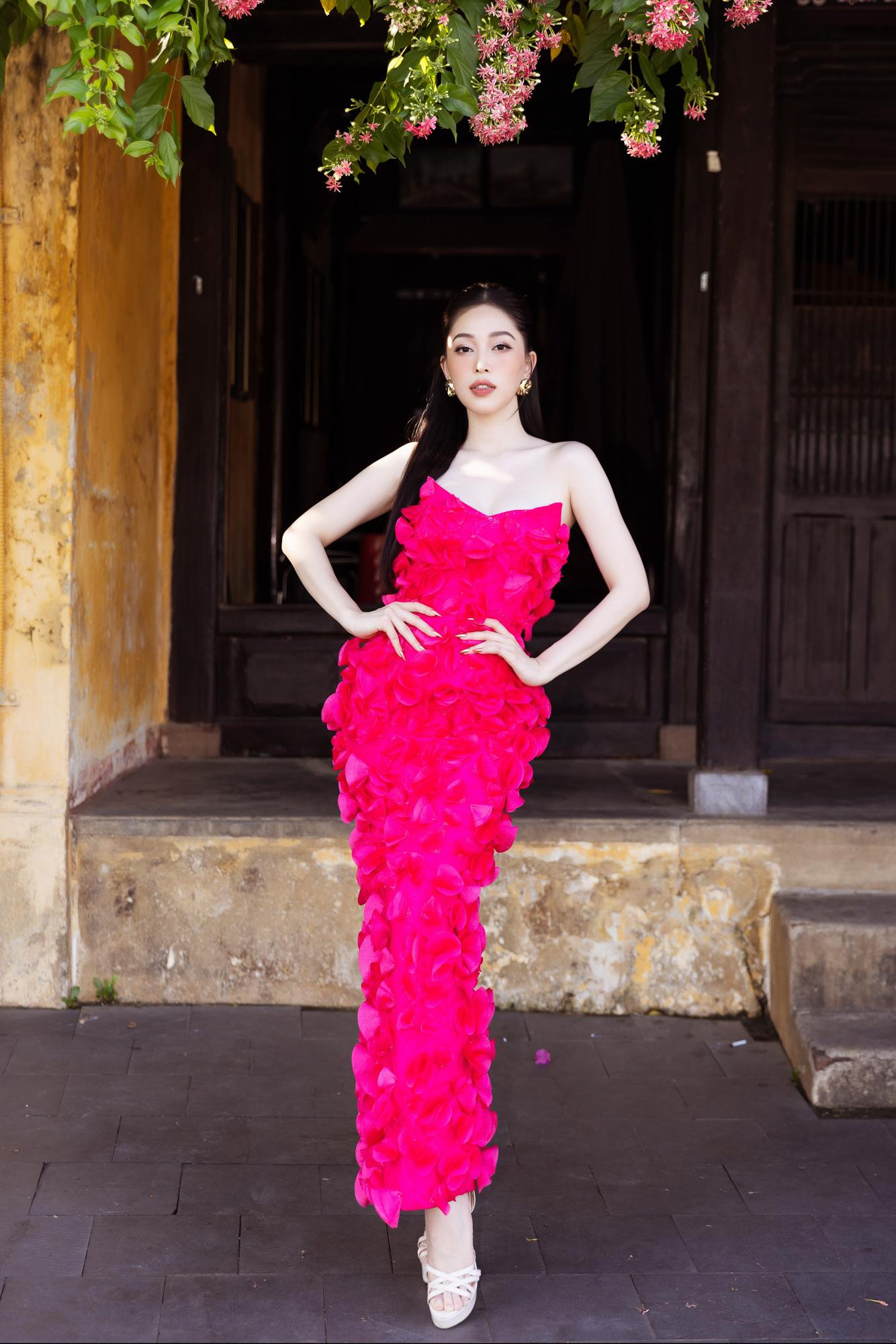 Á hậu Phương Nga mặc váy cúp ngực dáng dài, ôm trọn body gợi cảm.