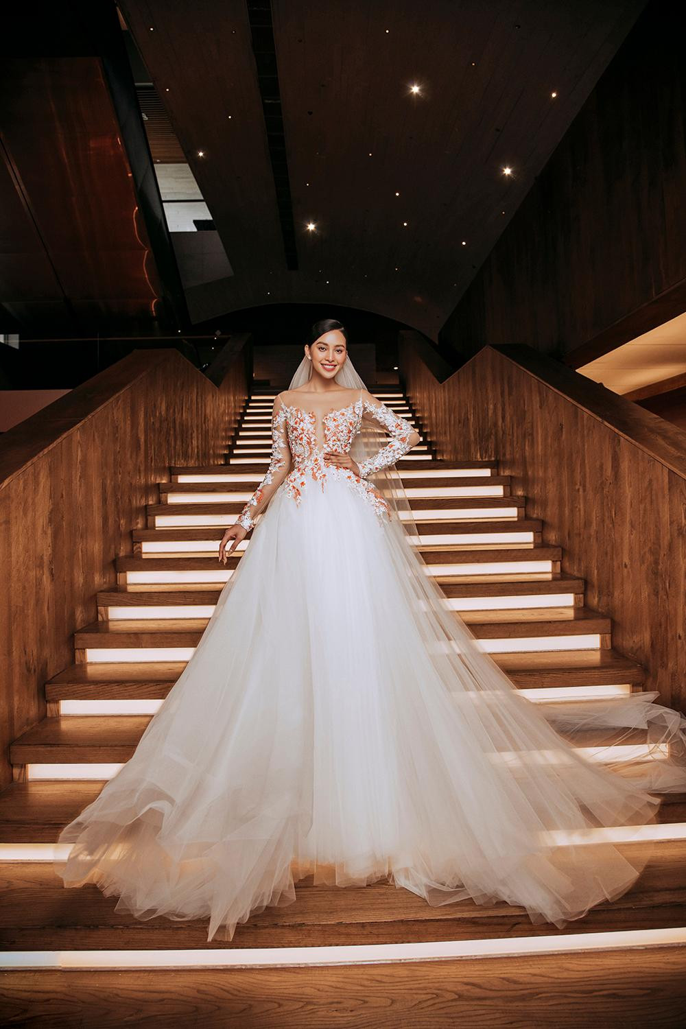 Sau 4 năm đăng quang, nhan sắc của Tiểu Vy ngày càng hoàn thiện và chín muồi. Sau 4 năm đăng quang, nhan sắc của Tiểu Vy ngày càng hoàn thiện và chín muồi.