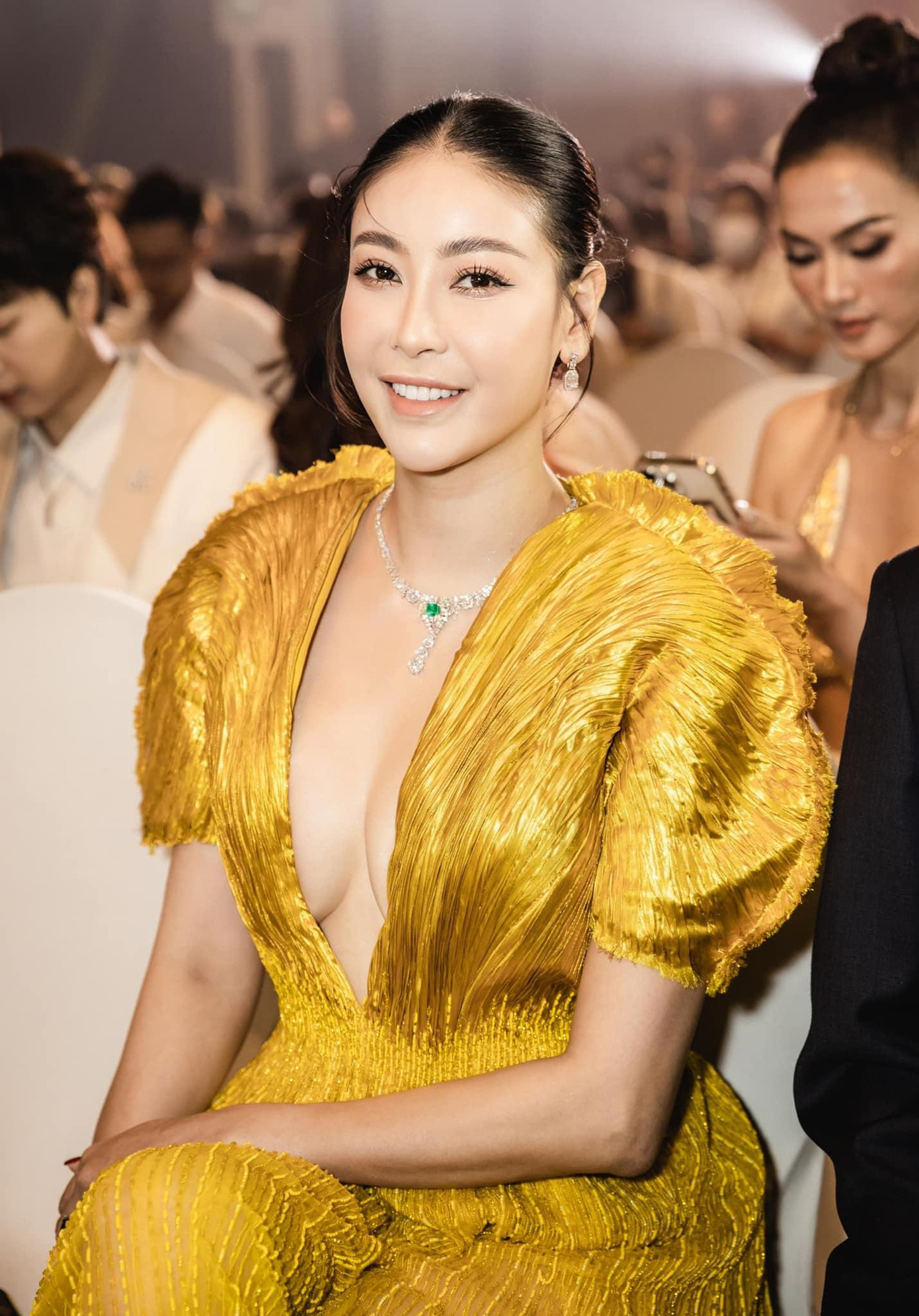 Ở tuổi 45, nhan sắc ngày càng quyến rũ và mặn mà của Hà Kiều Anh khiến cho các đàn em phải trầm trồ, ngưỡng mộ.