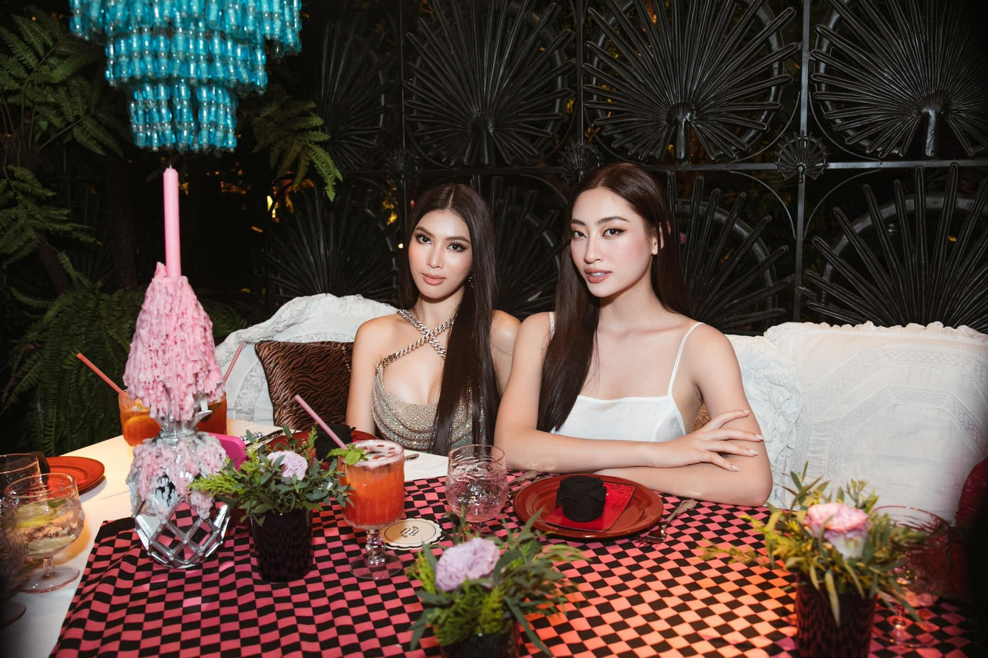 Hoa hậu Lương Thuỳ Linh và Á hậu Ngọc Thảo cũng tham dự buổi tiệc chia tay. Hoa hậu Lương Thuỳ Linh và Á hậu Ngọc Thảo cũng tham dự buổi tiệc chia tay.