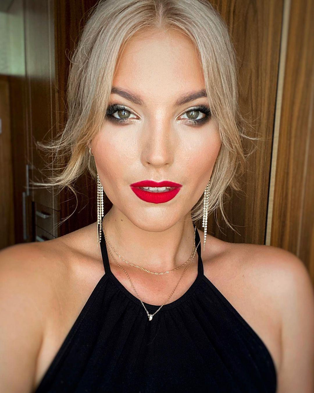 Cô được đánh giá là một gương mặt dày dặn kinh nghiệm thi thố sắc đẹp.