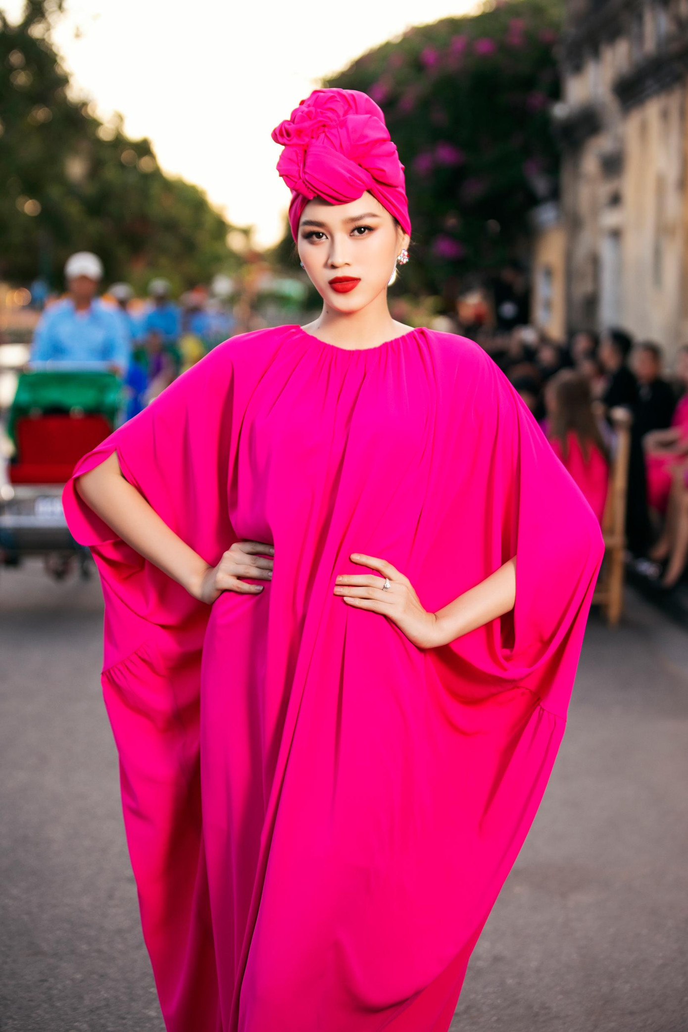 Người đẹp xứ Thanh khoe thần thái kiêu kỳ và lộng lẫy trên sàn catwalk là những con đường cổ kính của phố cổ Hội An.