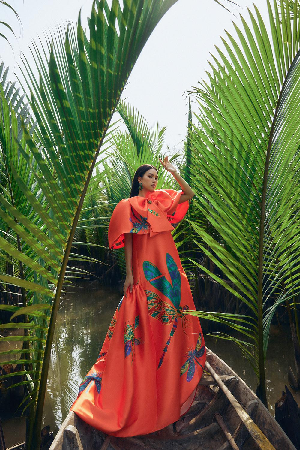 Đôi lúc là bồng bềnh, đê mê như tơ lụa trên sông nước Hội An, khi thì uyển chuyển duyên dáng của vạt áo mỏng manh organza, lúc lại là cô gái mộng mơ cá tính trên cánh đồng lúa xanh bất tận chân trời vô cùng bình yên.