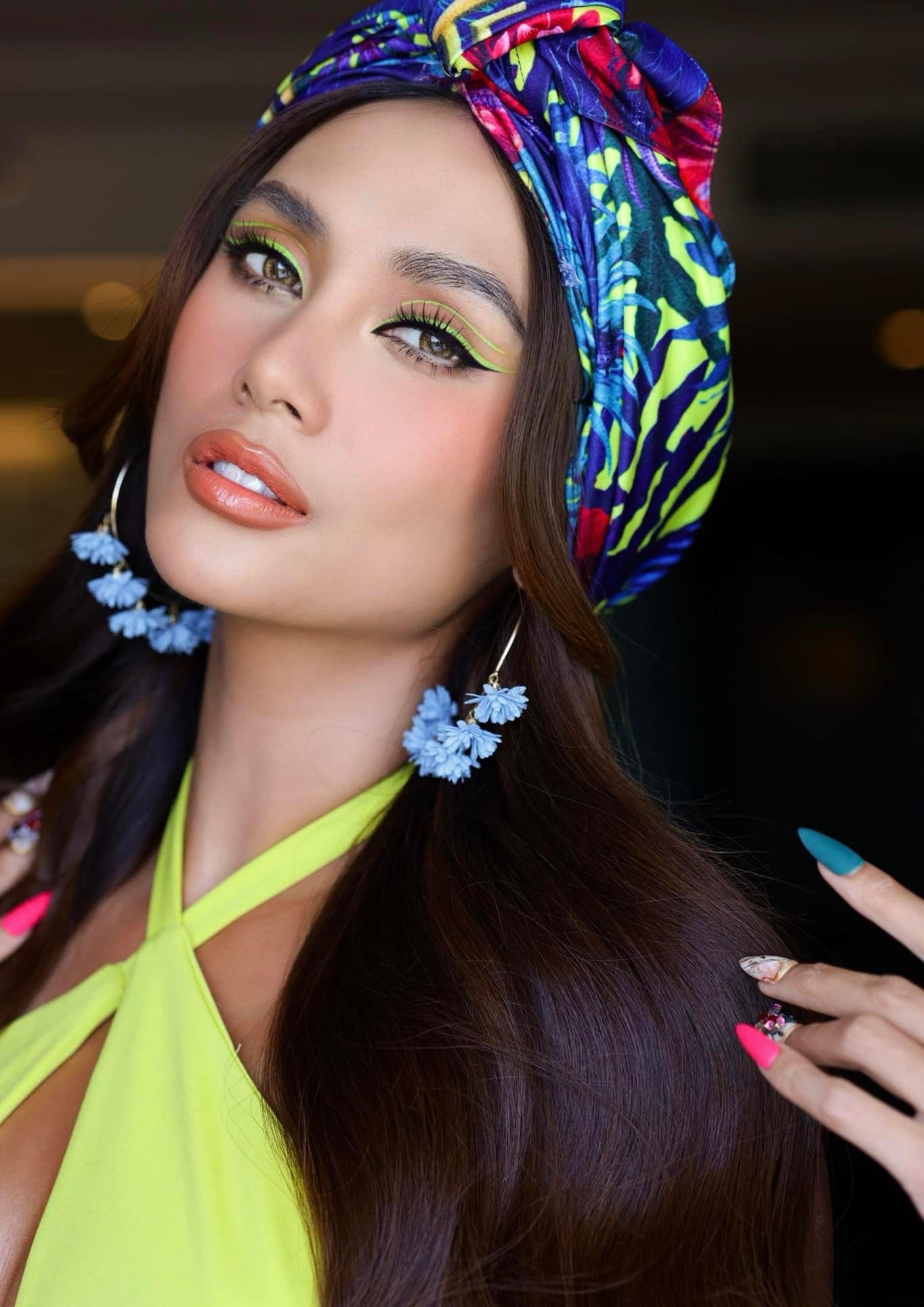 Người đẹp gây ấn tượng với phong cách trang điểm mới lạ.