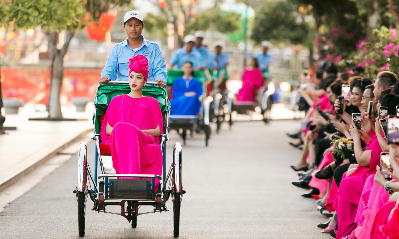 Chiều 4/6, Hoa hậu Đỗ Thị Hà có màn xuất hiện cực kỳ ấn tượng với vai trò vedette tại show diễn thời trang "Vùng trời bình yên / Homeland" của VUNGOC&amp;SON được tổ chức ở phố cổ Hội An.