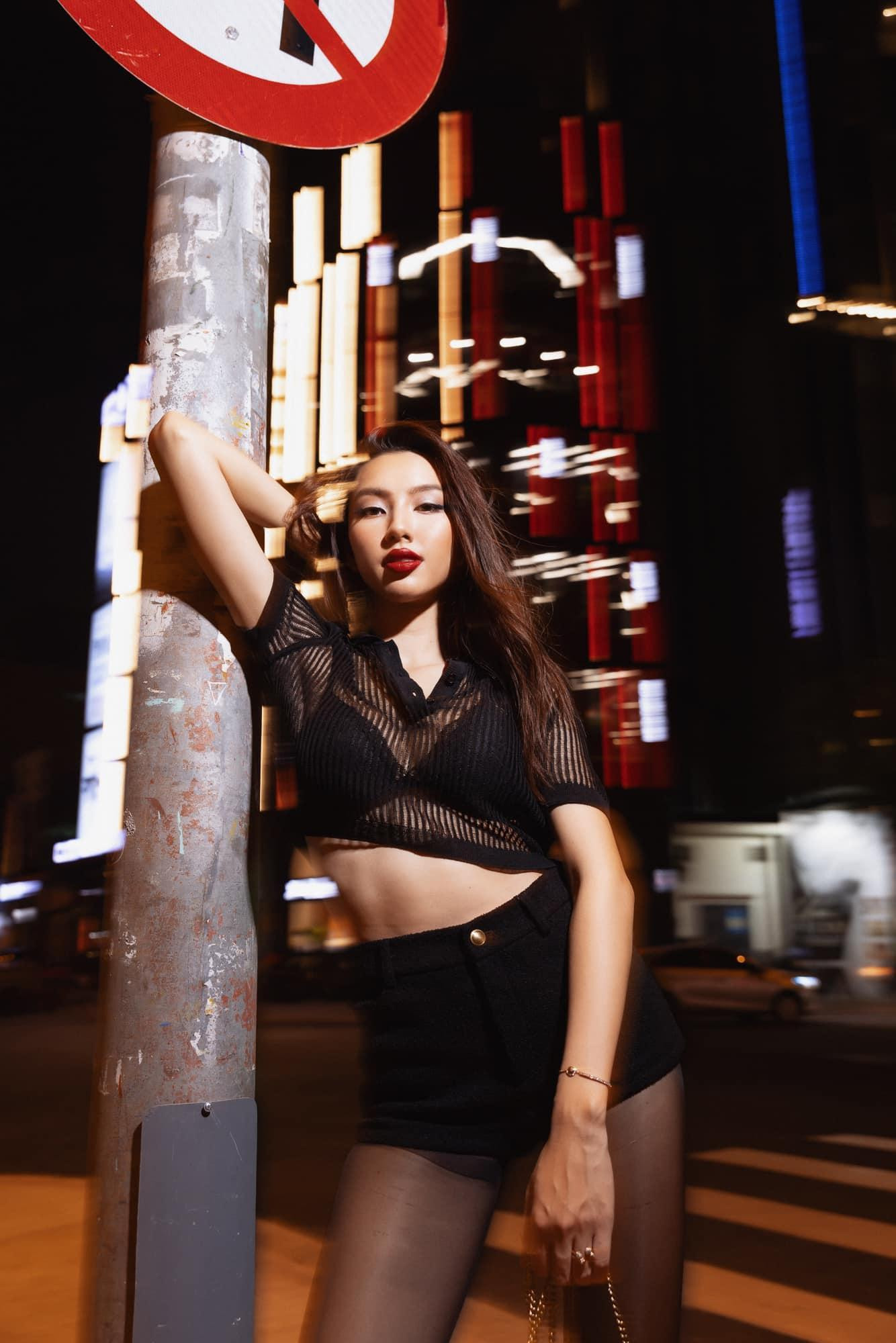 Chiếc áo crop-top giúp Thùy Tiên khoe vòng eo 'con kiến' đáng mơ ước.