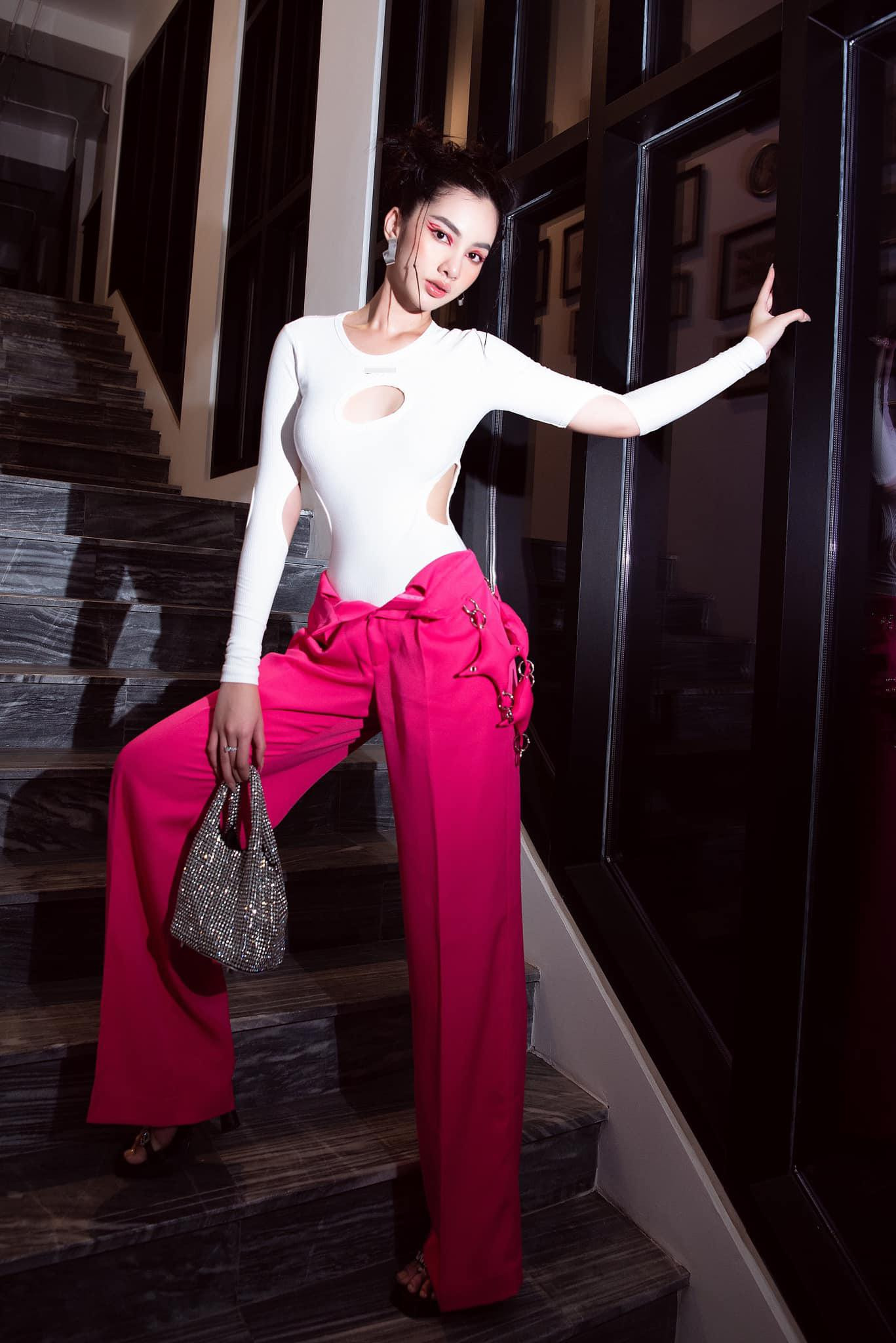 Việc phối cùng quần ống xuông màu hồng tôn lên vẻ hiện đại, cá tính của cô.