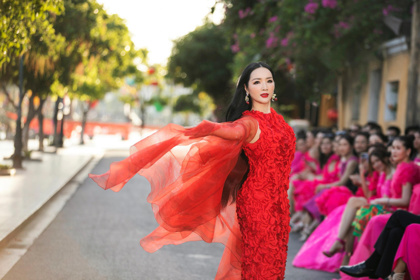 Mặc dù đã khá lâu không trình diễn catwalk nhưng Hoa hậu Đền Hùng Giáng My vẫn có màn trình diễn tự tin, đẹp mắt trên sân khấu.