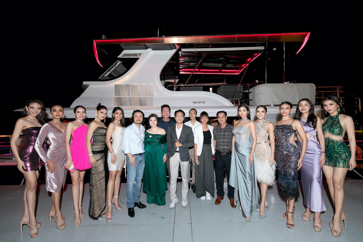 Sau khi đến Việt Nam vào chiều ngày 6/6 thì buổi tối cùng ngày đoàn khách mời Miss Grand Thailand đã tham dự buổi dạ tiệc chào mừng trên du thuyền tại TP. HCM.