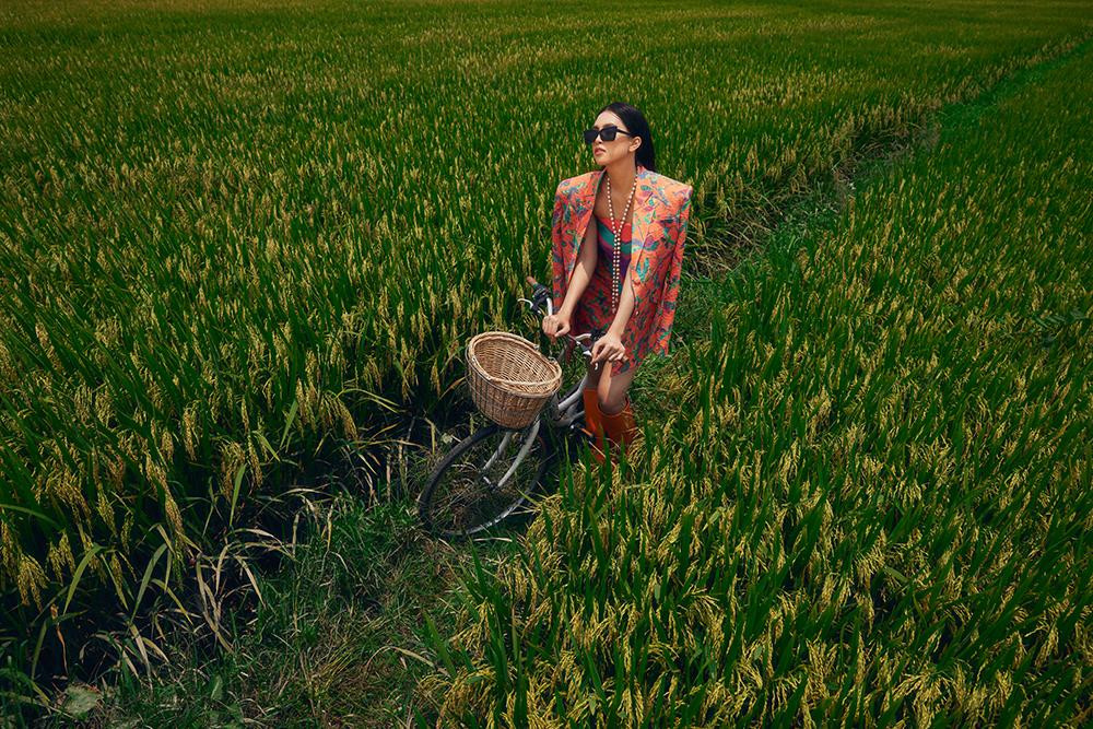 Lấy cảm hứng rực rỡ về một mùa hè đầy ắp kỷ niệm, Tiểu Vy hóa thân thành quý cô thành thị tới thăm miền quê yên bình.