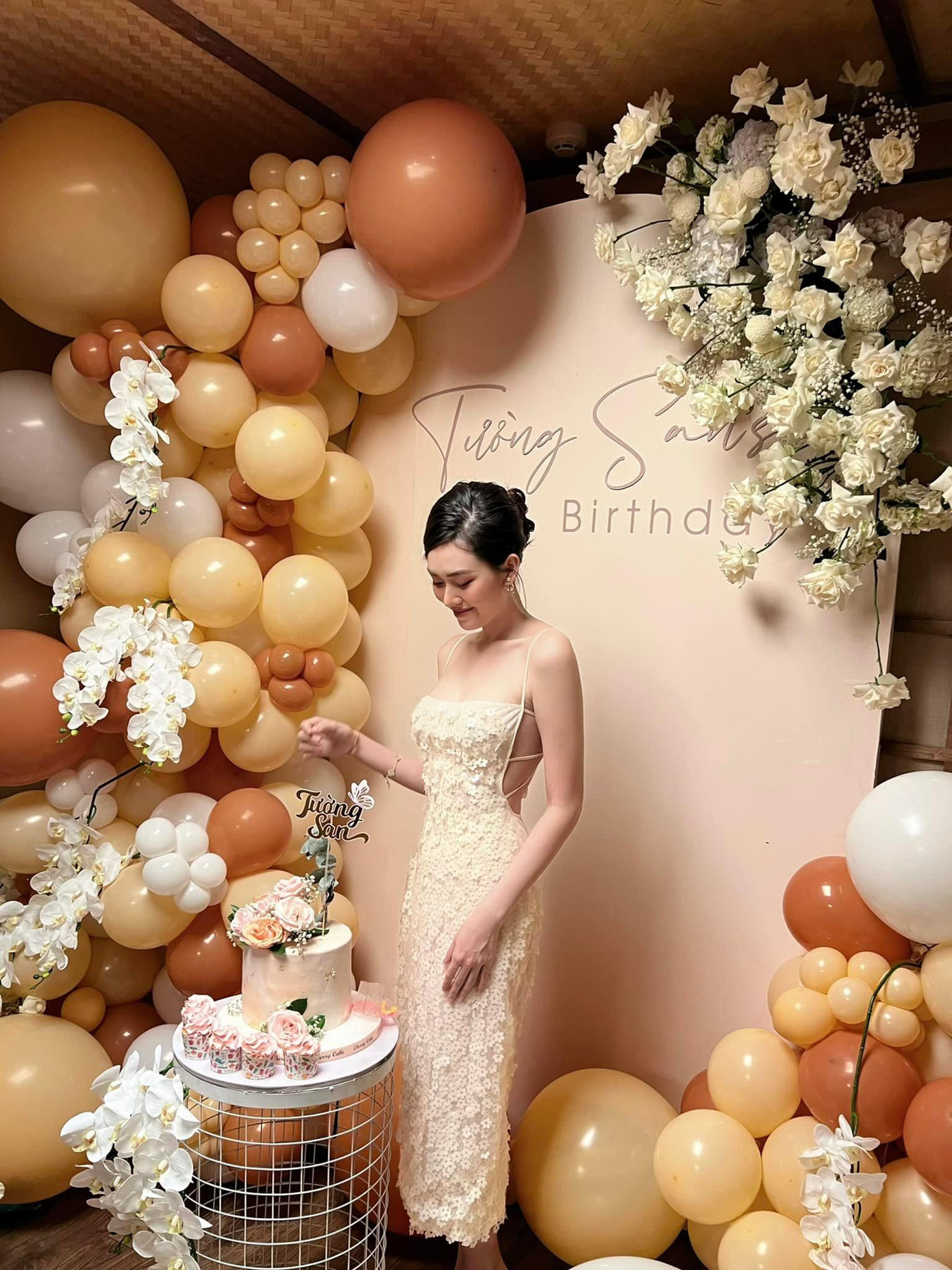 Mới đây, Á hậu Tường San tổ chức bữa tiệc sinh nhật ấm cúng để chào mừng tuổi 22 bên những người bạn thân thiết.