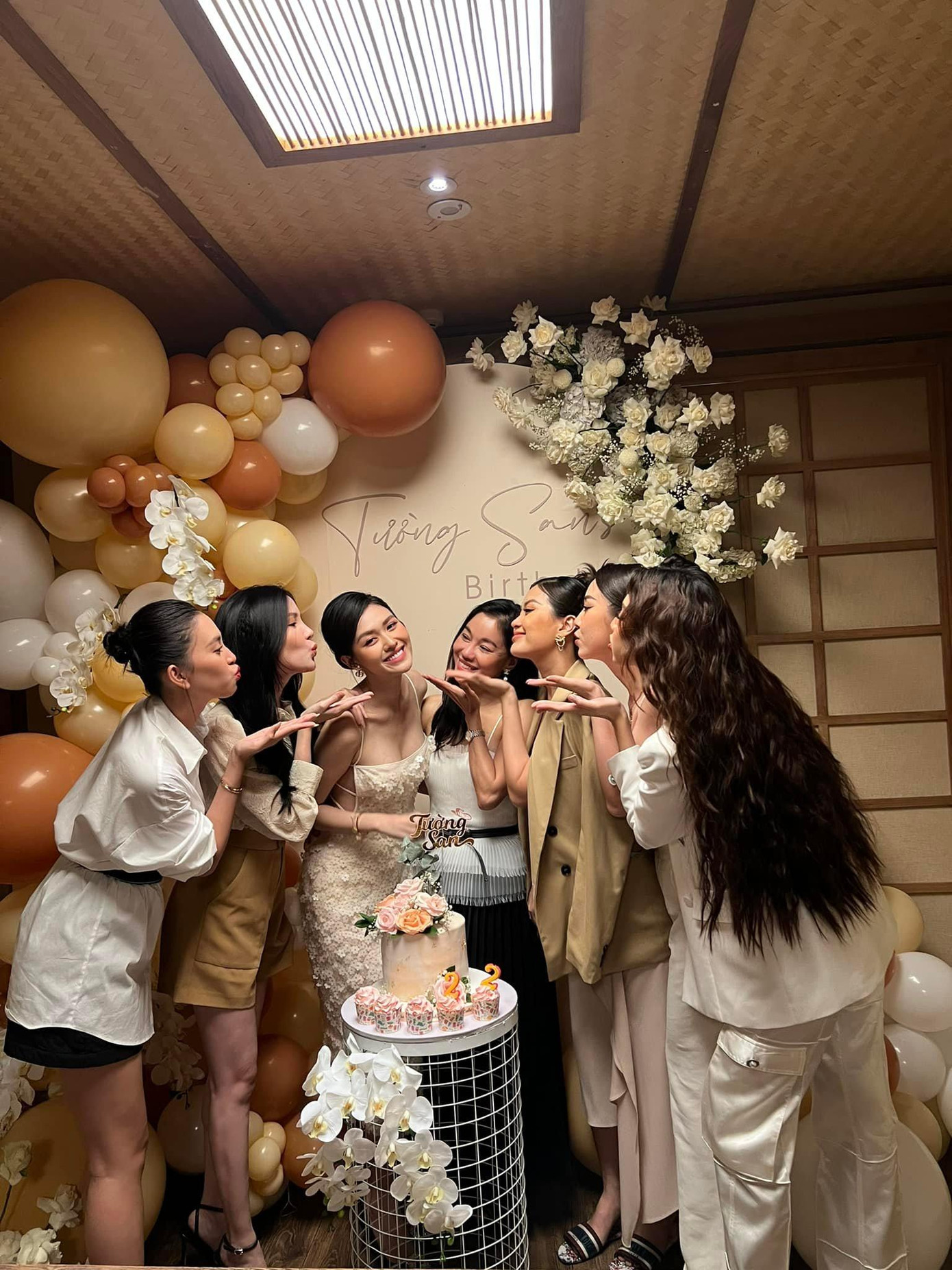 Các người đẹp cùng diện hai tông màu trắng và be khi tham dự tiệc sinh nhật.