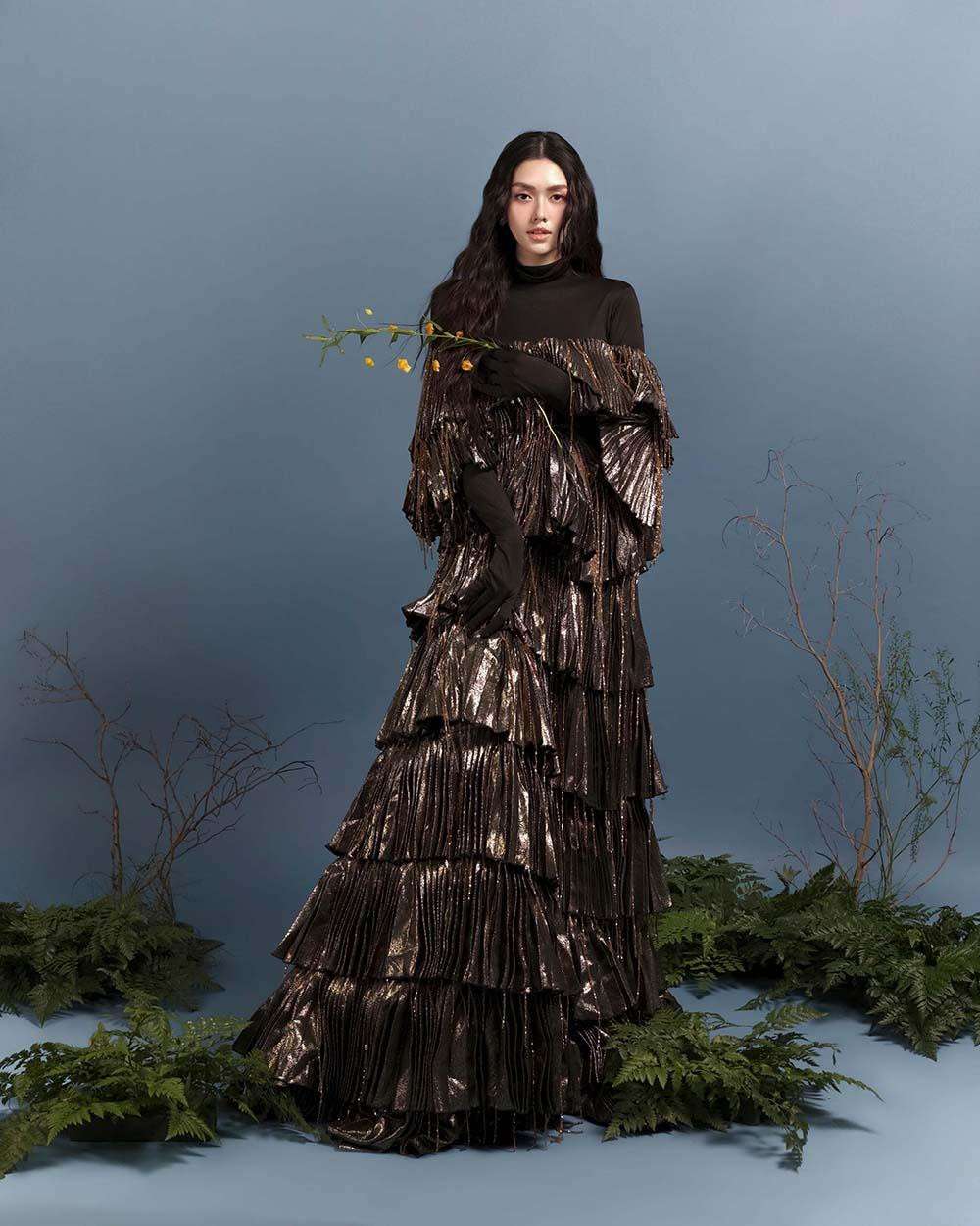 Với những thiết kế “nửa kín nửa hở” đã giúp nàng Á hậu khoe trọn vóc dáng tuyệt vời của mình mặc dù mới sinh con đầu lòng cách đây không lâu. Bên cạnh đó, bối cảnh thiên nhiên càng giúp tạo hình của Tường San trở nên nổi bật và quyến rũ hơn bao giờ hết. Với những thiết kế “nửa kín nửa hở” đã giúp nàng Á hậu khoe trọn vóc dáng tuyệt vời của mình mặc dù mới sinh con đầu lòng cách đây không lâu. Bên cạnh đó, bối cảnh thiên nhiên càng giúp tạo hình của Tường San trở nên nổi bật và quyến rũ hơn bao giờ hết.