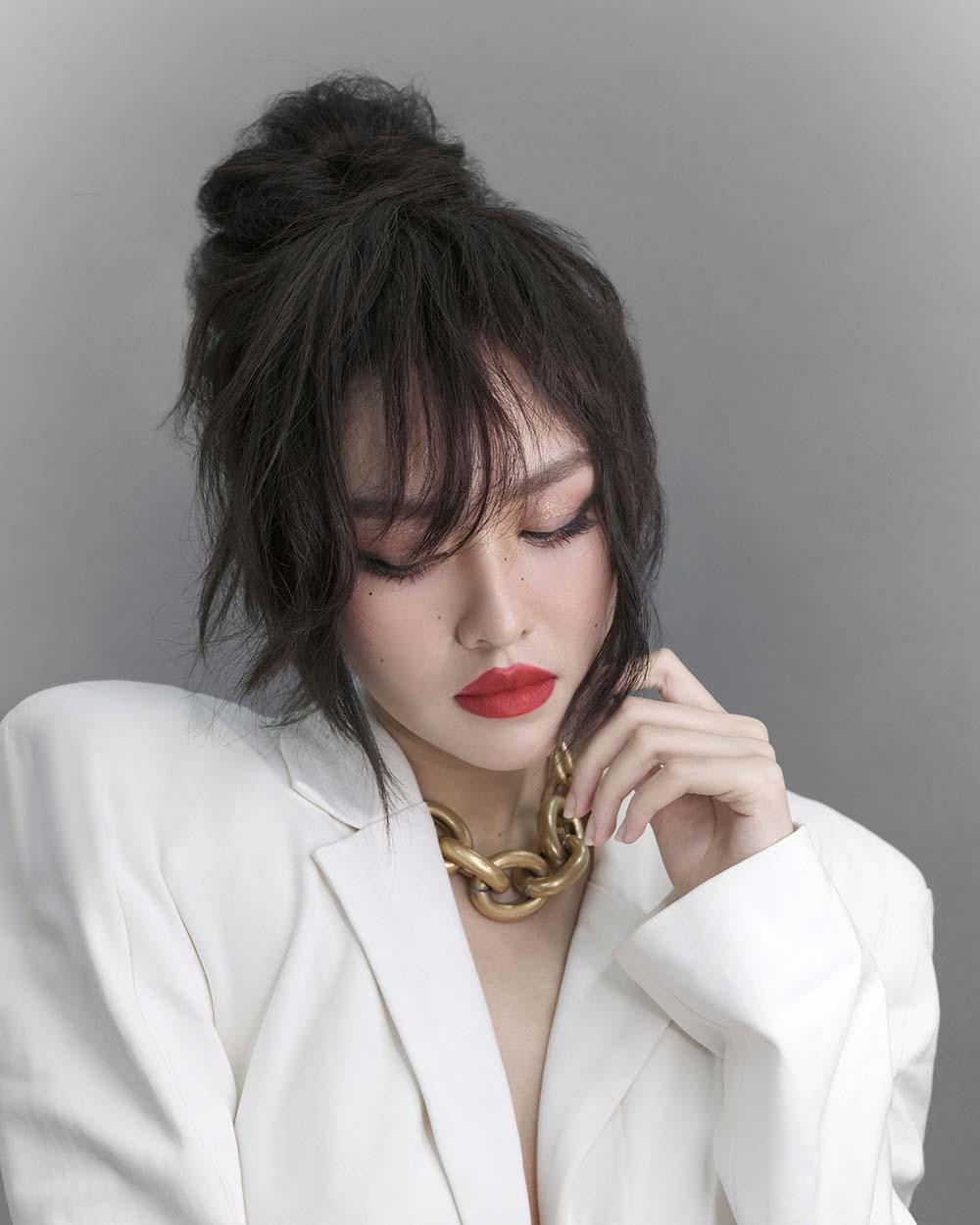 Sở hữu vẻ đẹp thanh tú, cô luôn được ưu ái trở thành “nàng thơ” của nhiều nhà thiết kế. Sở hữu vẻ đẹp thanh tú, cô luôn được ưu ái trở thành “nàng thơ” của nhiều nhà thiết kế.