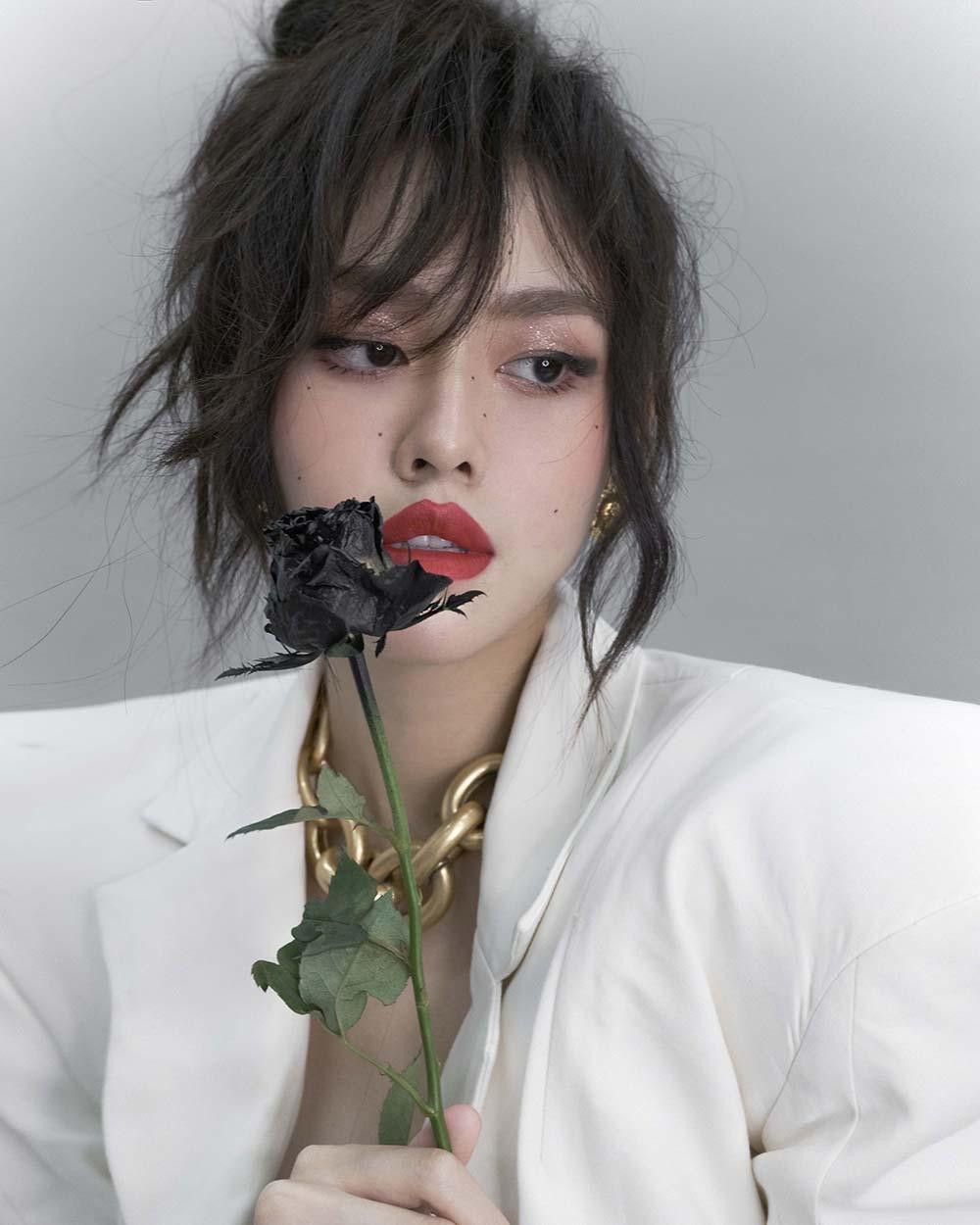 Tuy không phải lần đầu sử dụng màu son đỏ làm chủ đạo trong bộ hình của mình, nhưng lần này, Tường San đã thành công thể hiện một hình ảnh trưởng thành hơn sau 2 năm đương nhiệm. Tuy không phải lần đầu sử dụng màu son đỏ làm chủ đạo trong bộ hình của mình, nhưng lần này, Tường San đã thành công thể hiện một hình ảnh trưởng thành hơn sau 2 năm đương nhiệm.