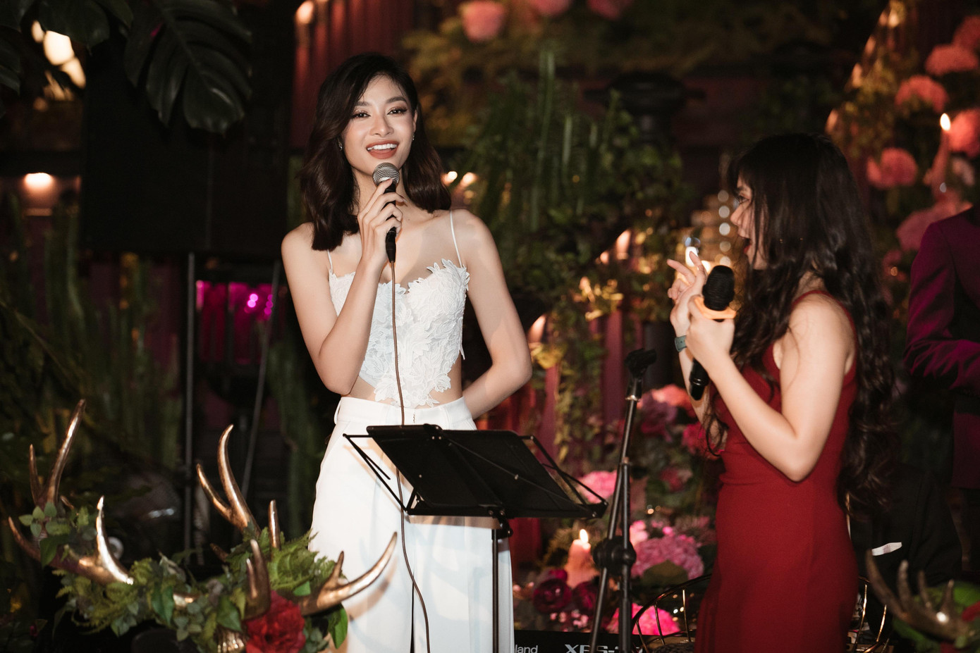 Cô đảm nhận vai trò MC của buổi tiệc.