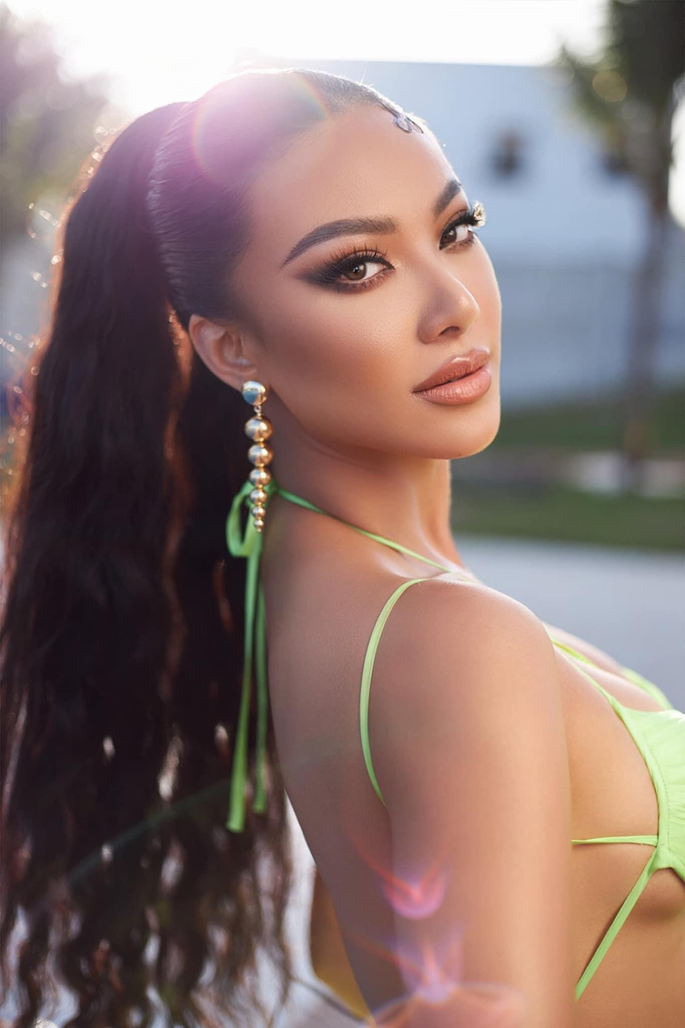 Người đẹp nổi bật với phong cách trang điểm cá tính, sexy.