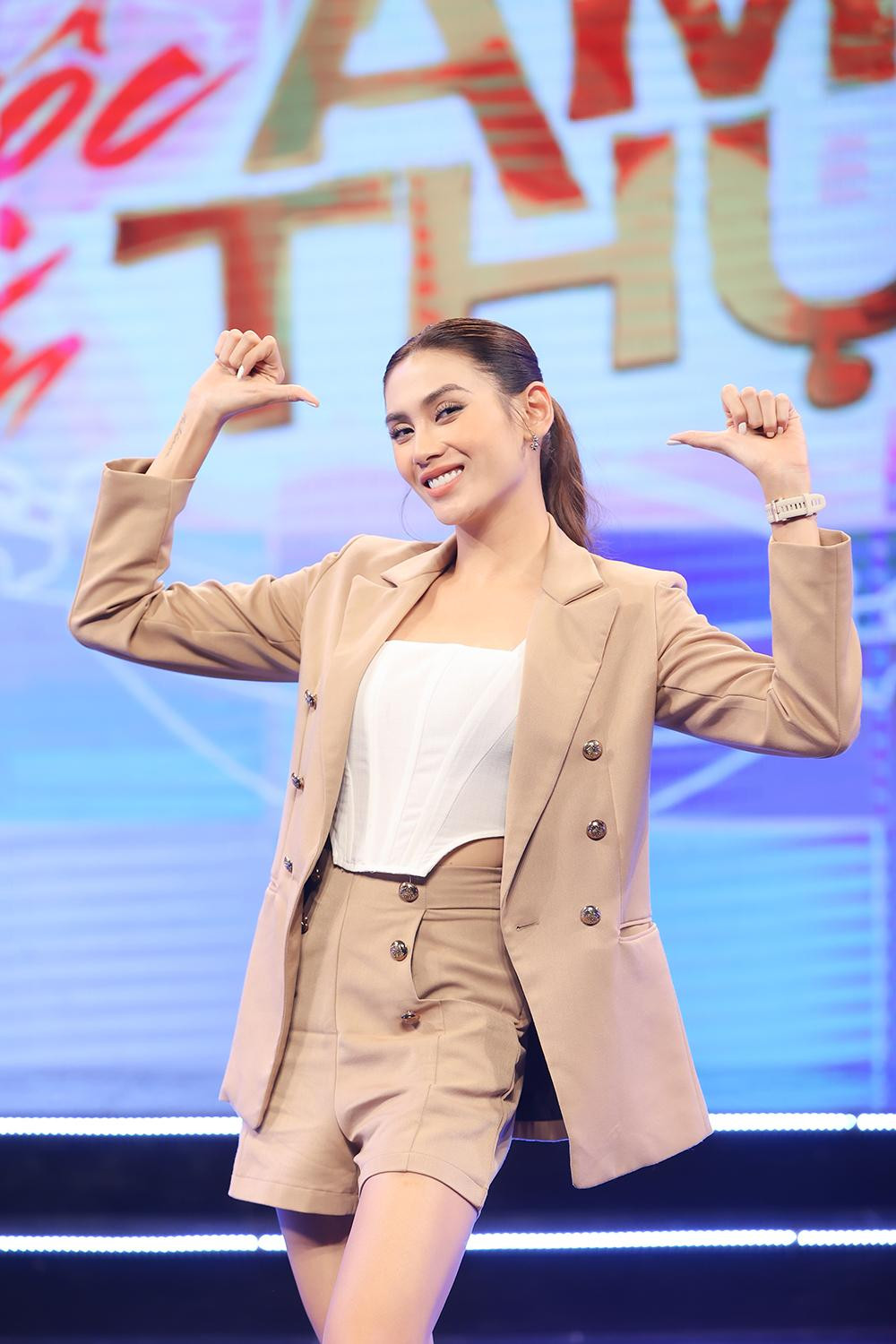 Siêu mẫu, Á hậu Võ Hoàng Yến thanh lịch với bộ suit màu be.