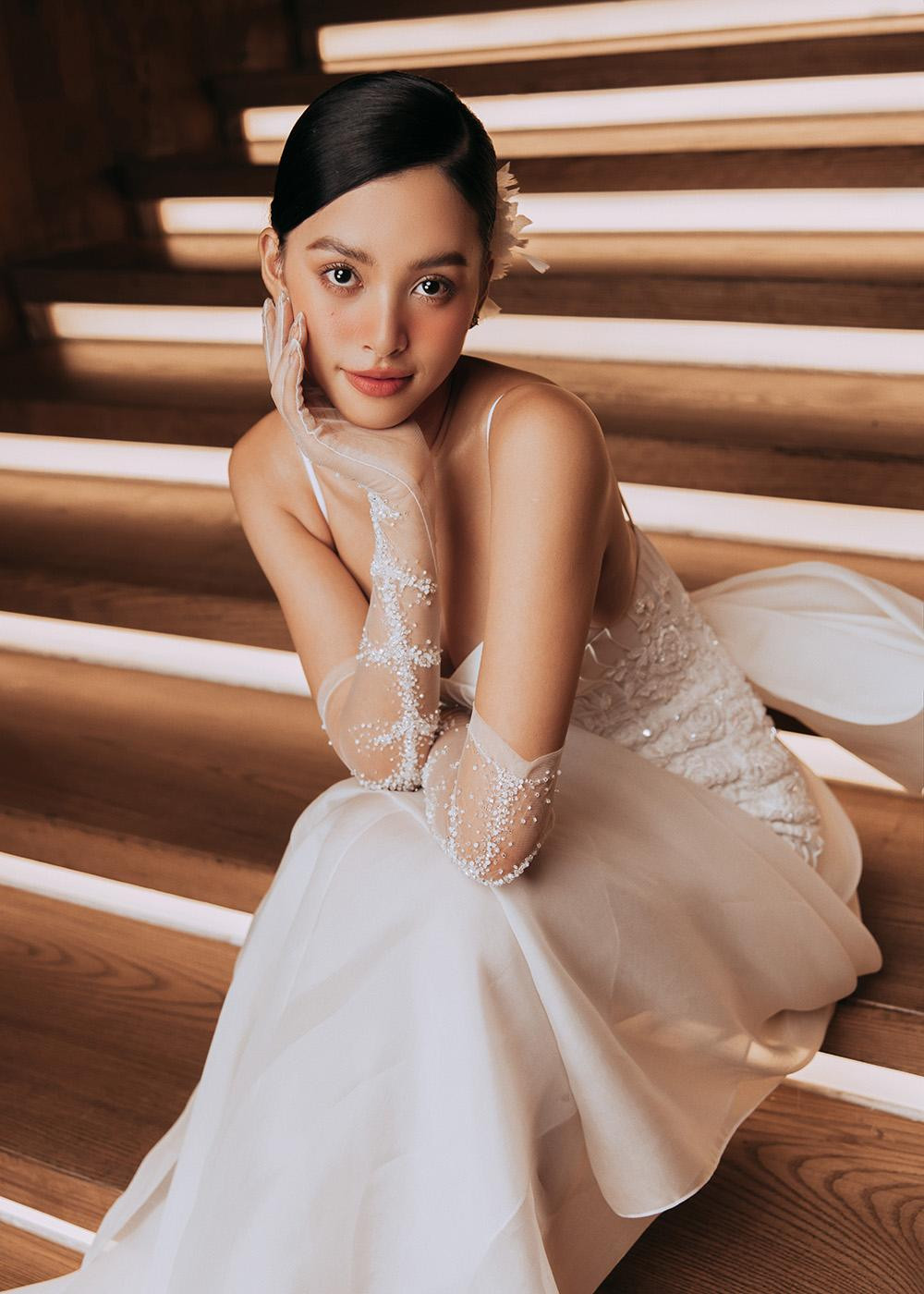 Không chỉ xinh đẹp, Tiểu Vy đang nỗ lực chứng minh mình là một nhan sắc đa tài. Không chỉ xinh đẹp, Tiểu Vy đang nỗ lực chứng minh mình là một nhan sắc đa tài.