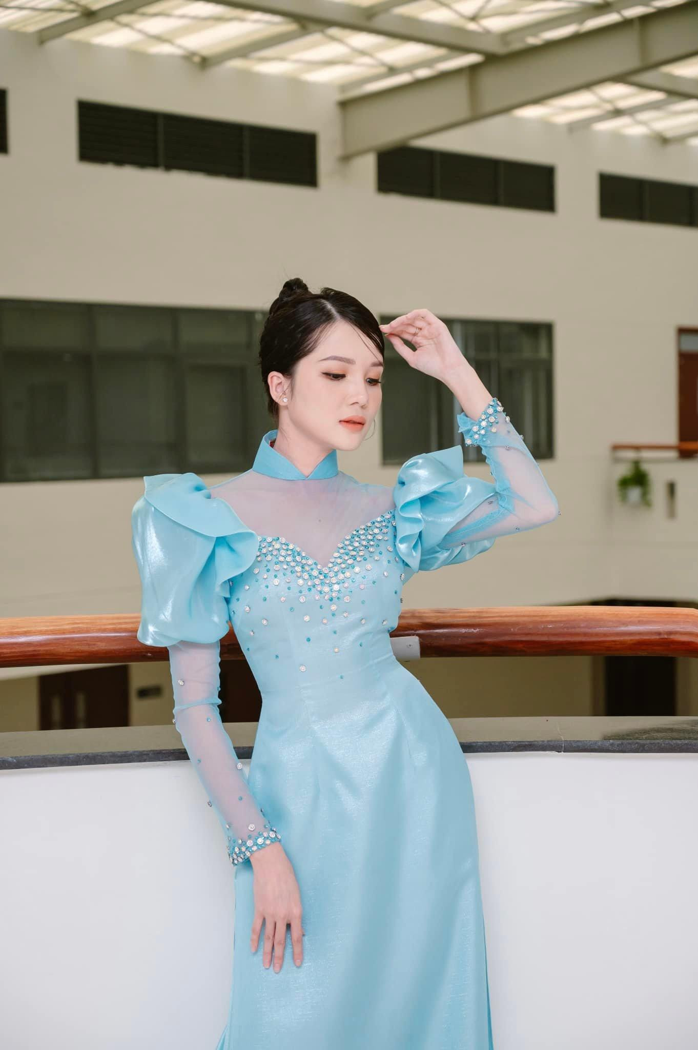 Hoa khôi Cần Thơ Thuý Vi yêu kiều, xinh đẹp với bộ áo dài cách tân màu xanh pastel. Hoa khôi Cần Thơ Thuý Vi yêu kiều, xinh đẹp với bộ áo dài cách tân màu xanh pastel.