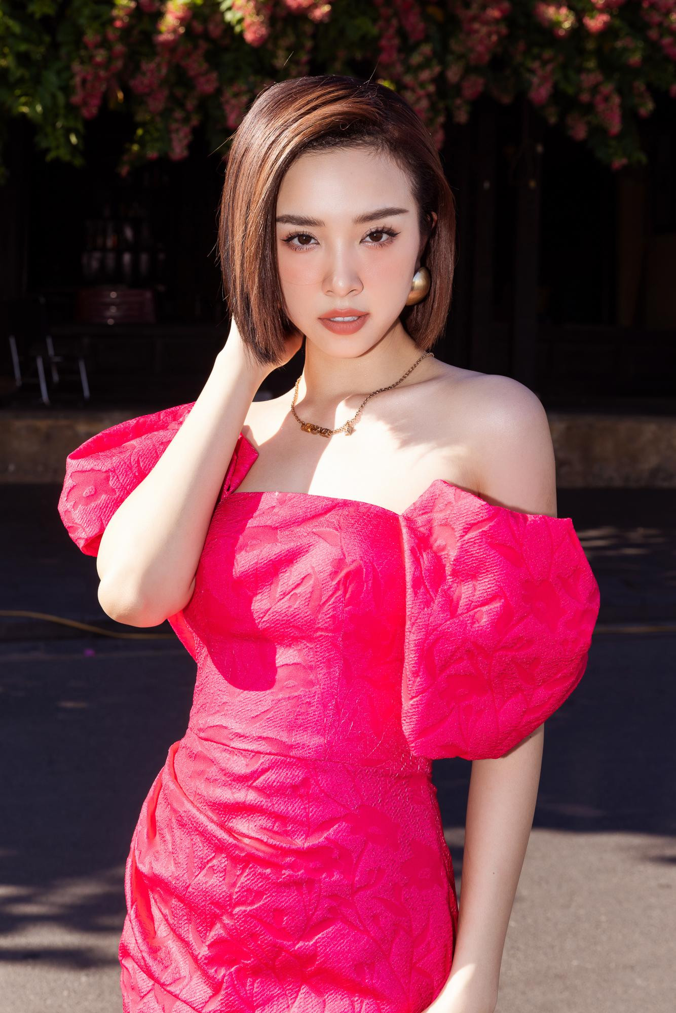 Á hậu Thuý An cũng chọn váy trễ vai màu hồng để khoe sắc trong nắng Hội An.