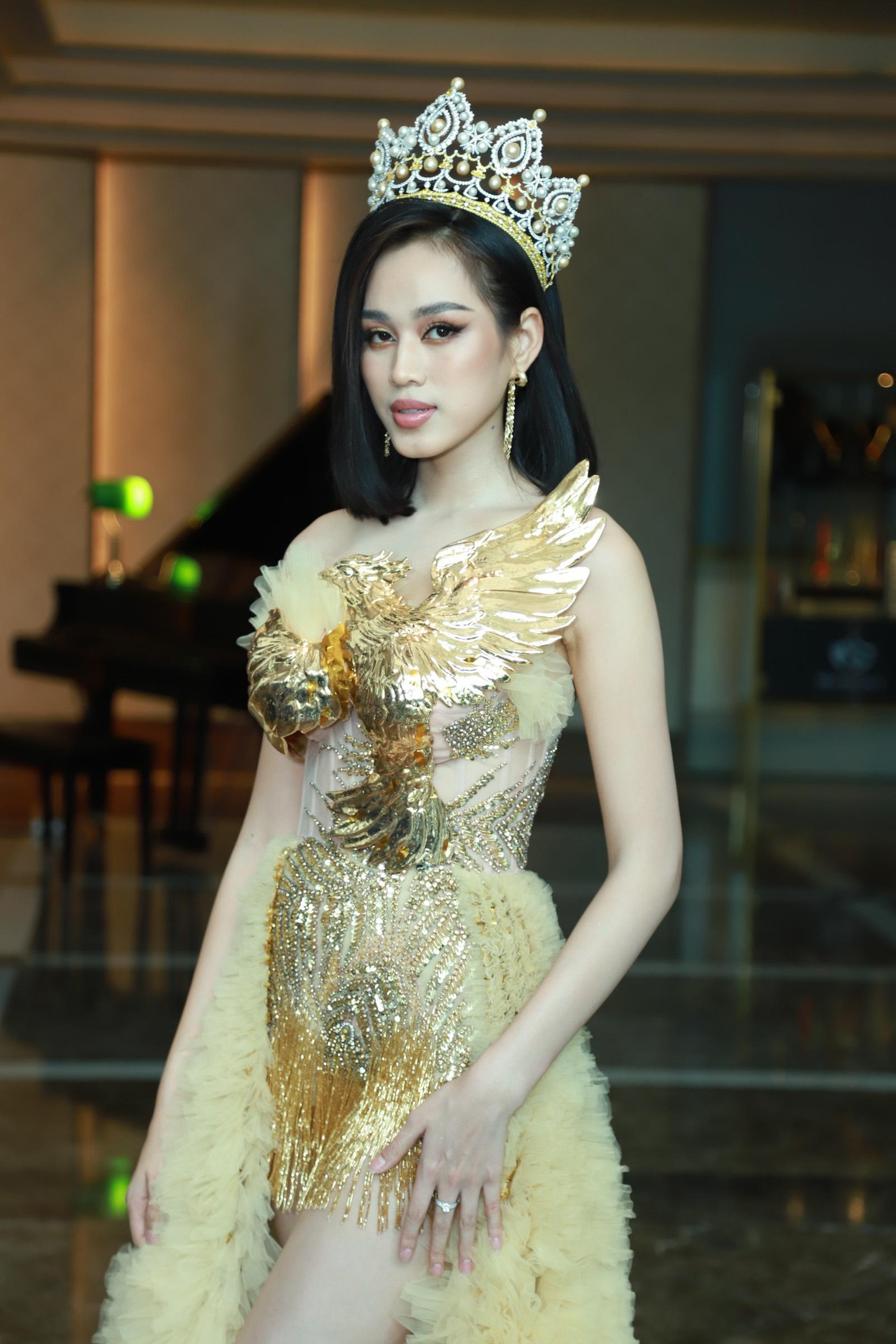 Điểm nhấn của thiết kế chính là hình ảnh chim phượng hoàng được đính kết cầu kỳ ở phần ngực, mang lại vẻ kiêu sa và quyền lực cho HHVN 2020. Điểm nhấn của thiết kế chính là hình ảnh chim phượng hoàng được đính kết cầu kỳ ở phần ngực, mang lại vẻ kiêu sa và quyền lực cho HHVN 2020.