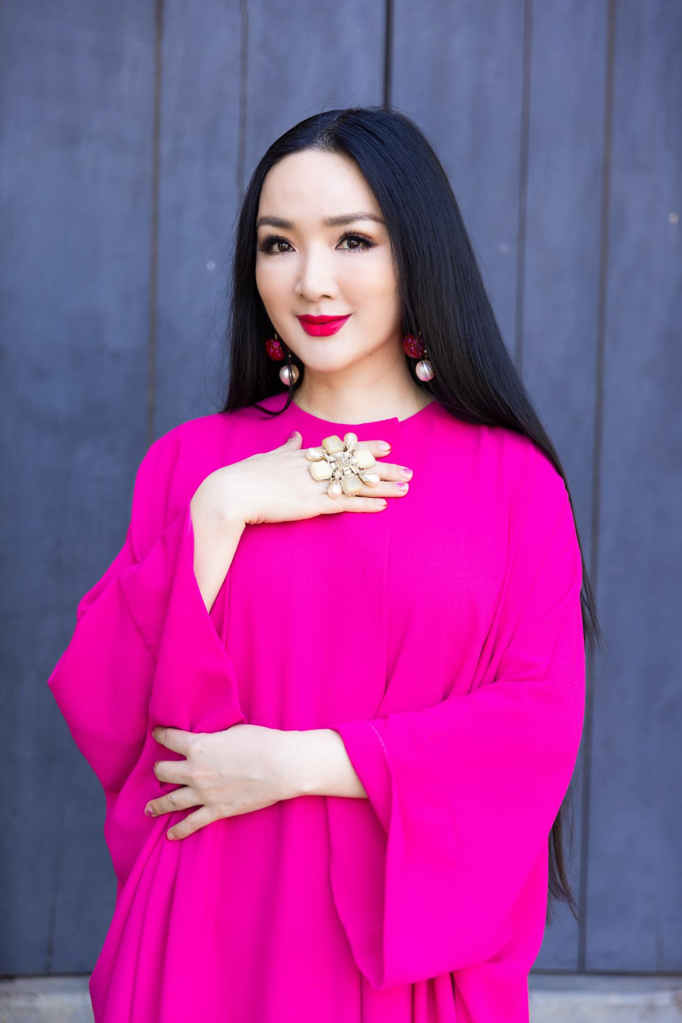 Hoa hậu Giáng My kín đáo, thanh lịch với bộ váy oversize.