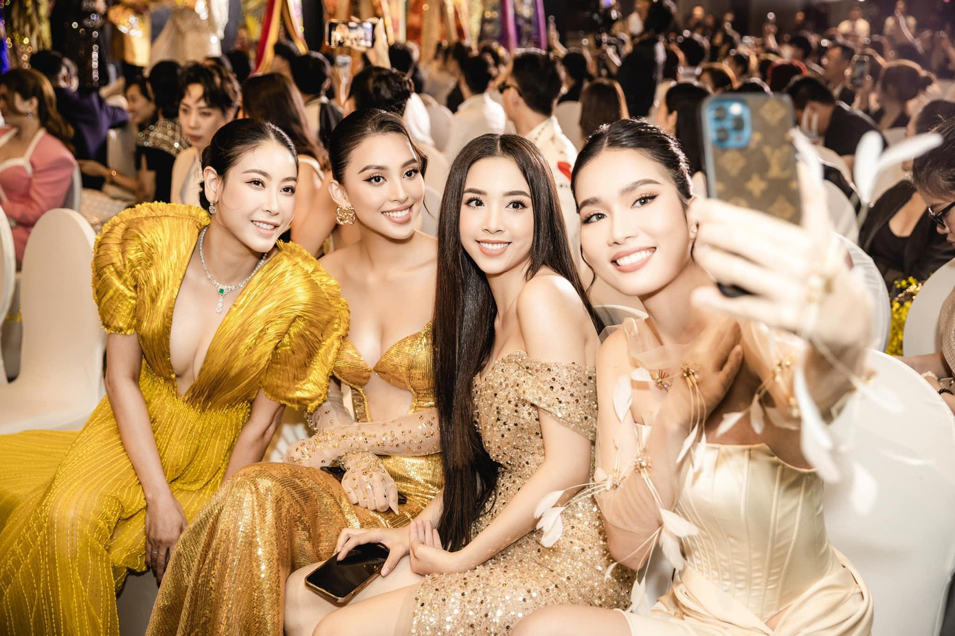 Ở tuổi tứ tuần, Hà Kiều Anh không ngại đọ sắc cùng các đàn em trẻ đẹp.