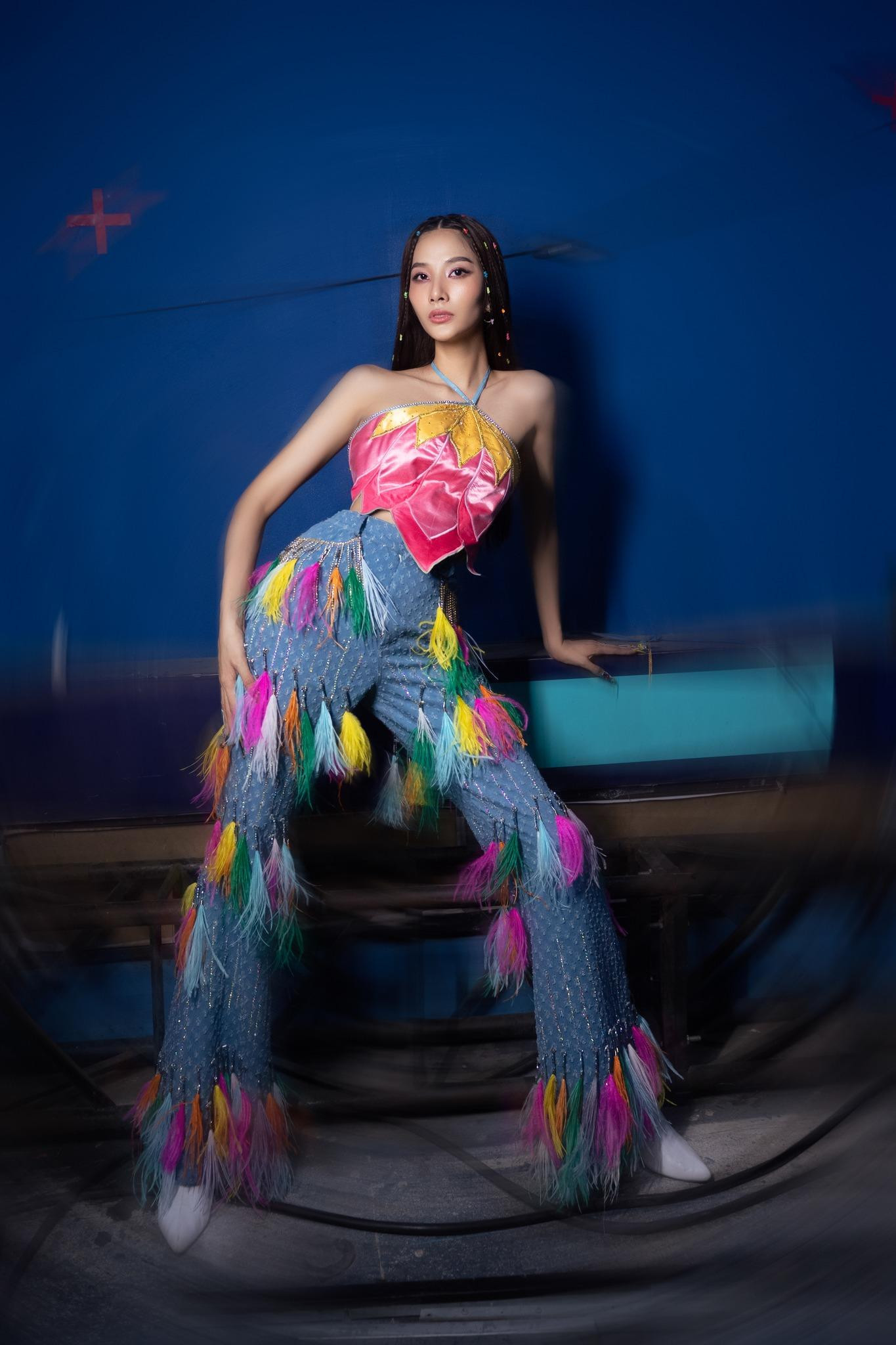 Á hậu Hoàng Thuỳ nổi bật đầy cá tính với bộ trang phục rực rỡ màu sắc có thiết kế lạ mắt. Á hậu Hoàng Thuỳ nổi bật đầy cá tính với bộ trang phục rực rỡ màu sắc có thiết kế lạ mắt.