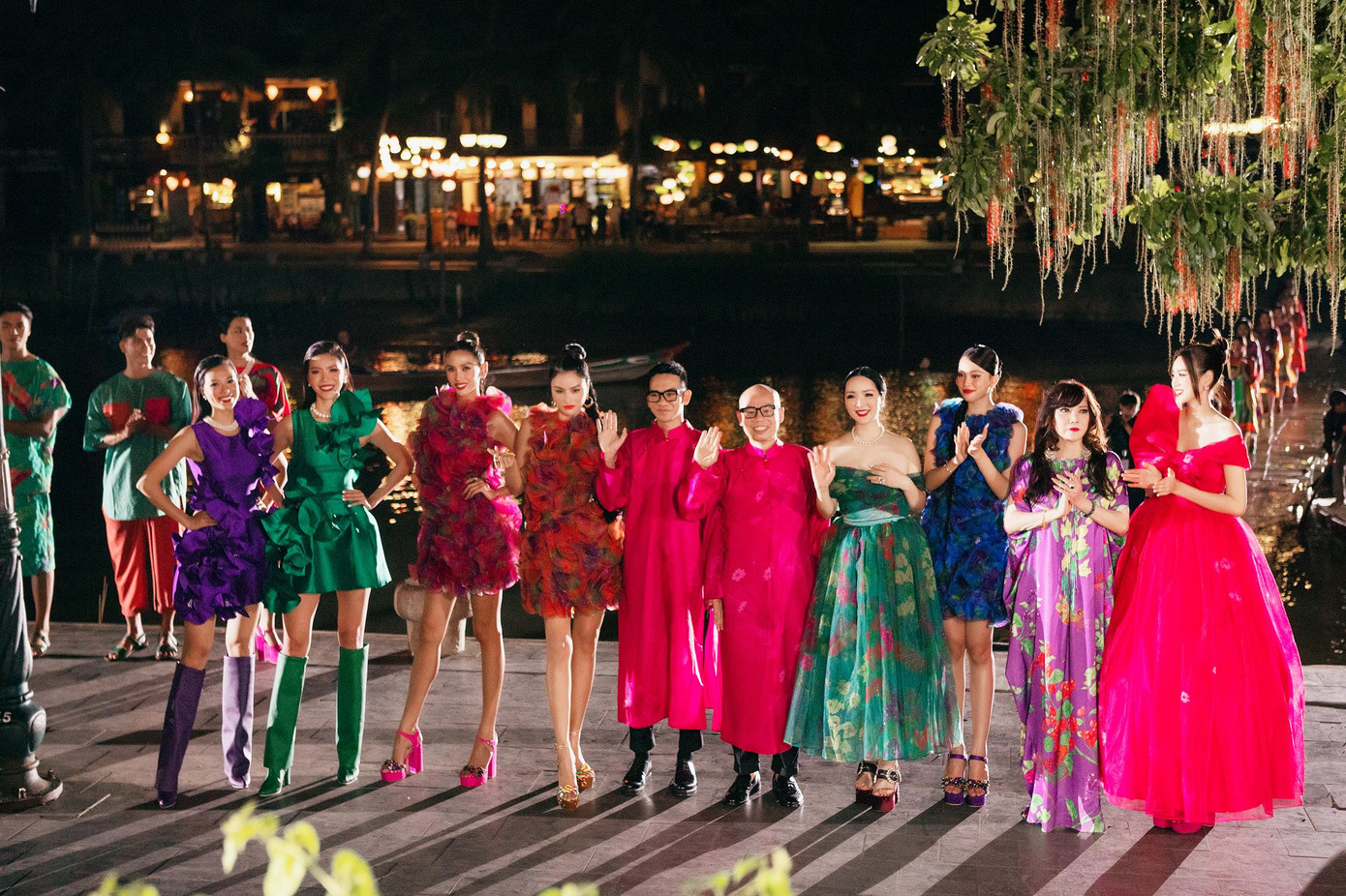 Các vedette và hai nhà thiết kế trong màn chào kết.