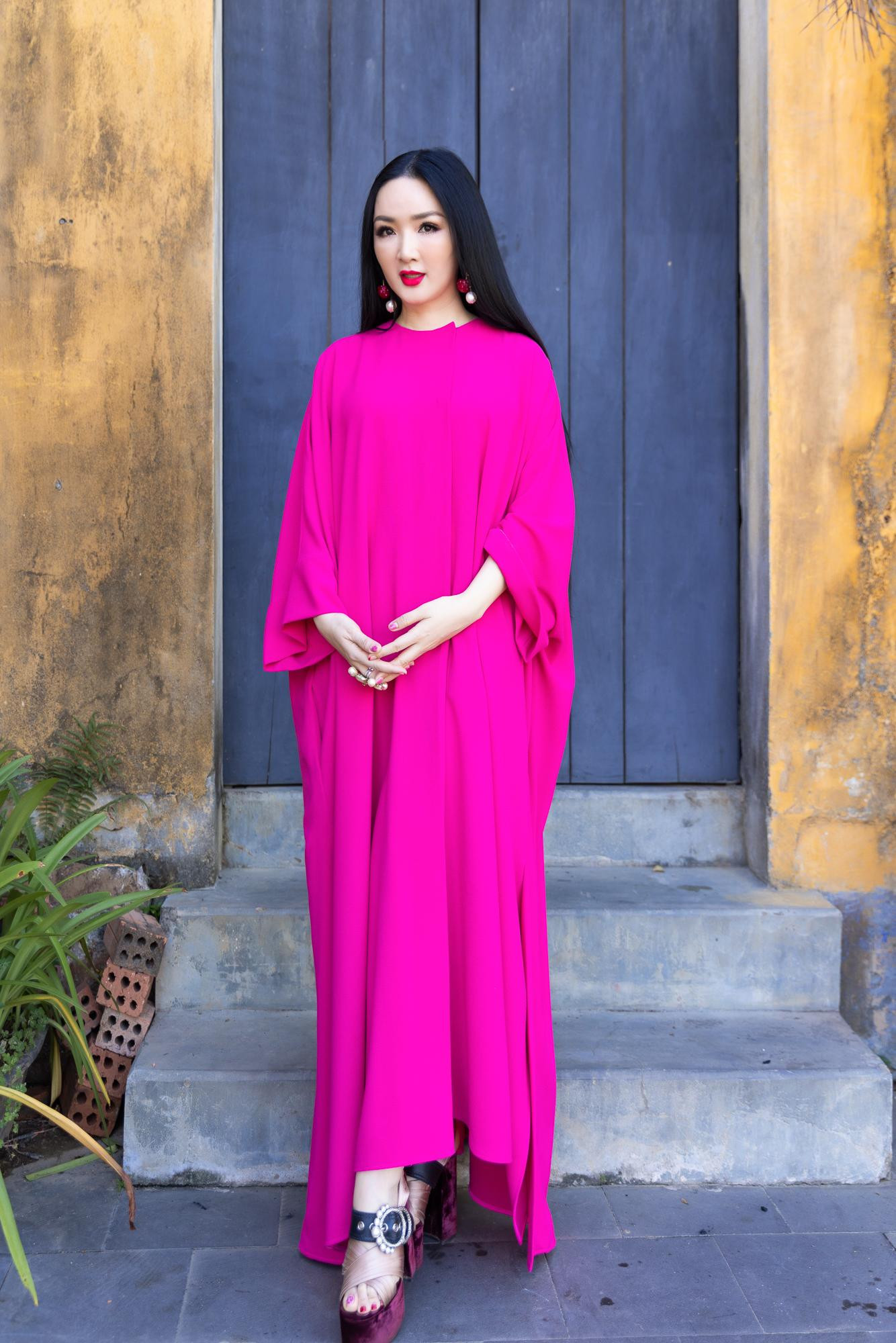 Người đẹp không tuổi của showbiz Việt khoe nhan sắc mặn mà, quyến rũ.