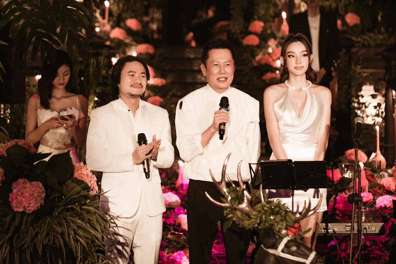 Tại buổi tiệc tối, Mr. Nawat chia sẻ cảm xúc bịn rịn và xúc động khi chỉ trong hai ngày ngắn ngủi vừa qua ông đã nhận được sự đón tiếp vô cùng nồng hậu, chu đáo của BTC Miss Grand Vietnam cũng như khán giả Việt. Tại buổi tiệc tối, Mr. Nawat chia sẻ cảm xúc bịn rịn và xúc động khi chỉ trong hai ngày ngắn ngủi vừa qua ông đã nhận được sự đón tiếp vô cùng nồng hậu, chu đáo của BTC Miss Grand Vietnam cũng như khán giả Việt.