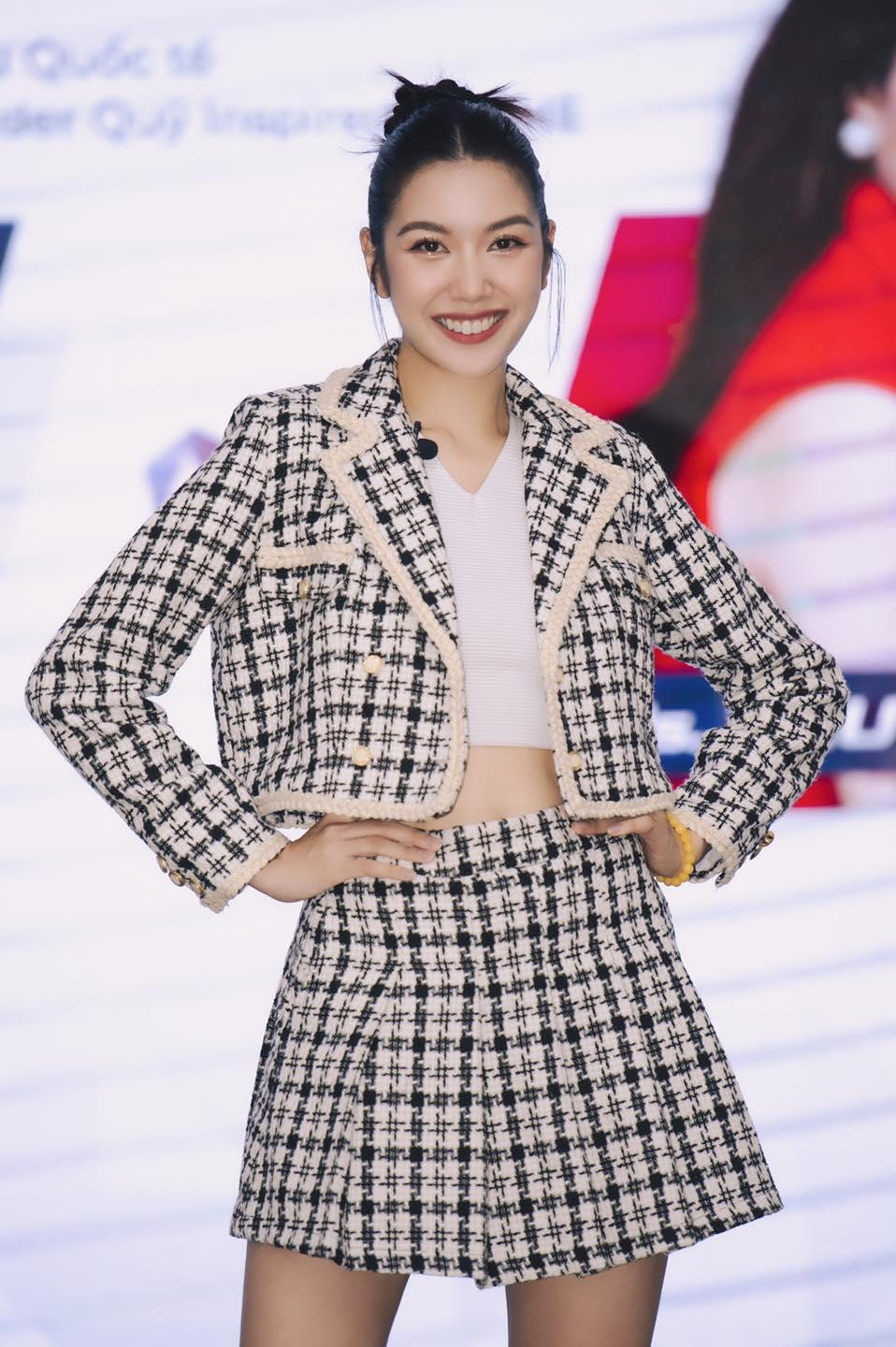 Á hậu Thuý Vân diện áo crop-top nữ tính và trẻ trung.