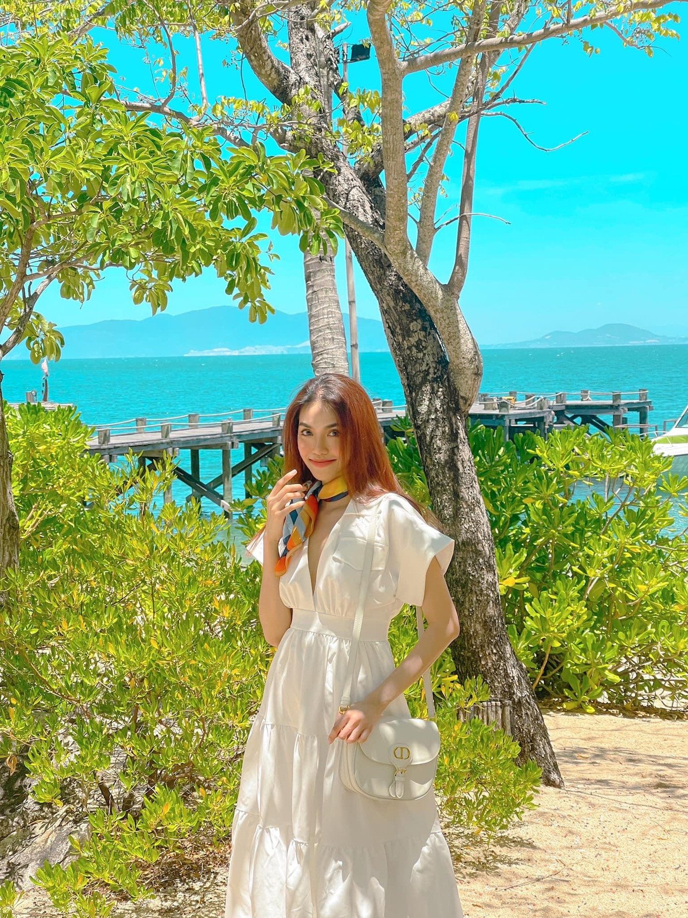 Hoa khôi Lan Khuê trẻ trung, thanh lịch với tông màu trắng.