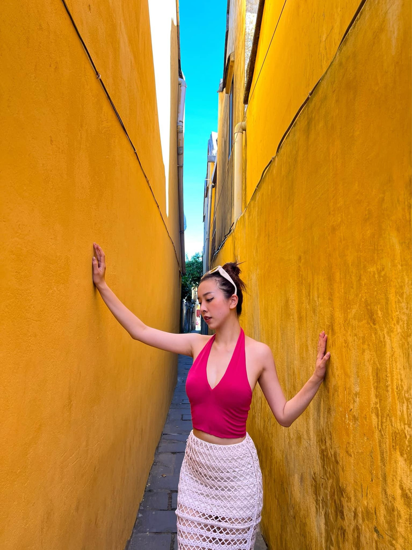 Á hậu Thuý An diện áo xẻ vòng một nóng bỏng khi đi dạo quanh phố Hội.