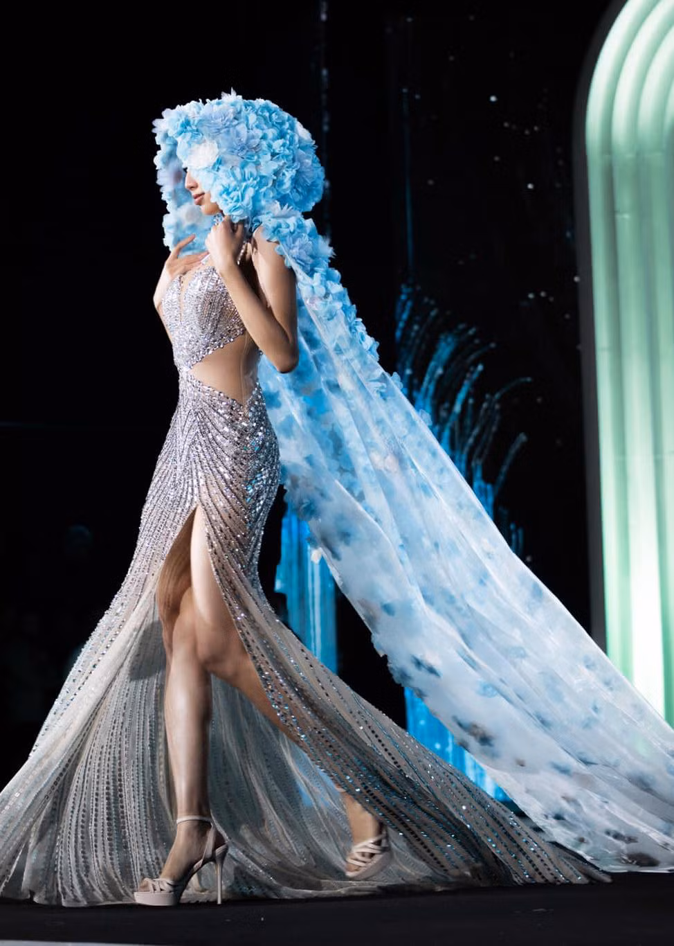 Người đẹp có một màn xuất hiện lộng lẫy tựa 'nữ thần' từ trên sàn catwalk.